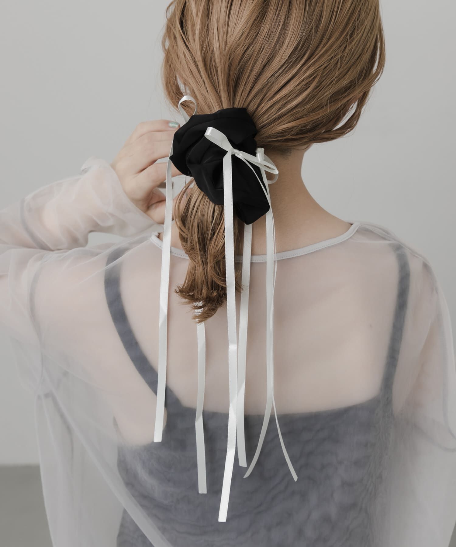 SMELLY「サテンリボンボリュームシュシュ」|ヘアゴム・シュシュ|ブラック