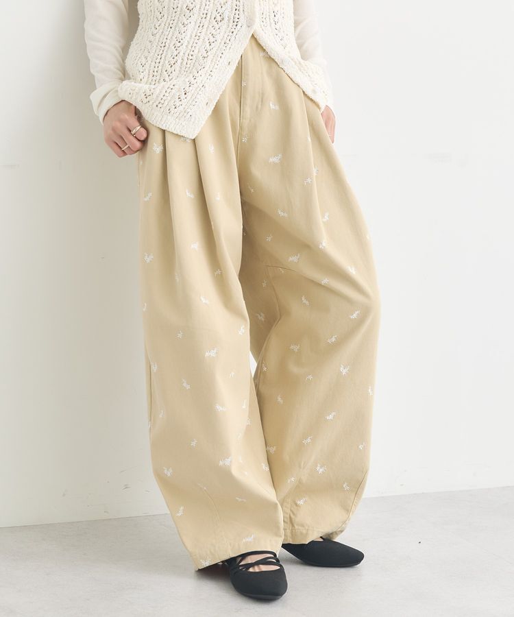 earth music&ecology「フラワー刺繍ツイルカーブパンツ」|その他|Light beige