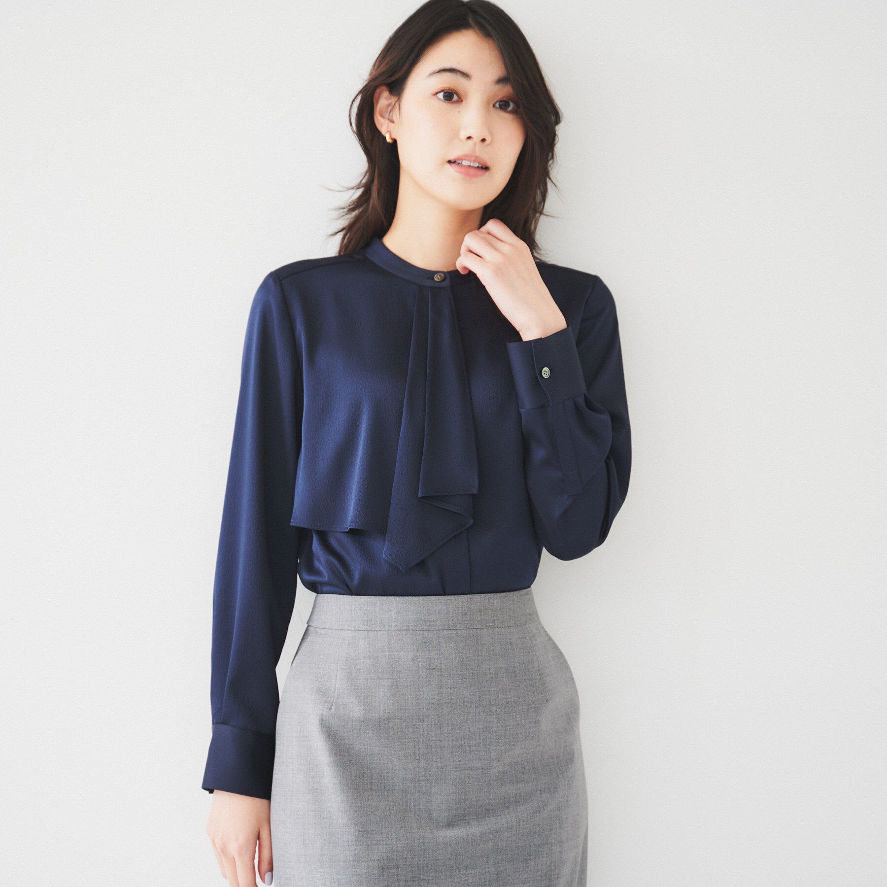 UNTITLED「【通勤】サテン ラッフル風ブラウス」|シャツ・ブラウス|ネイビー(094)