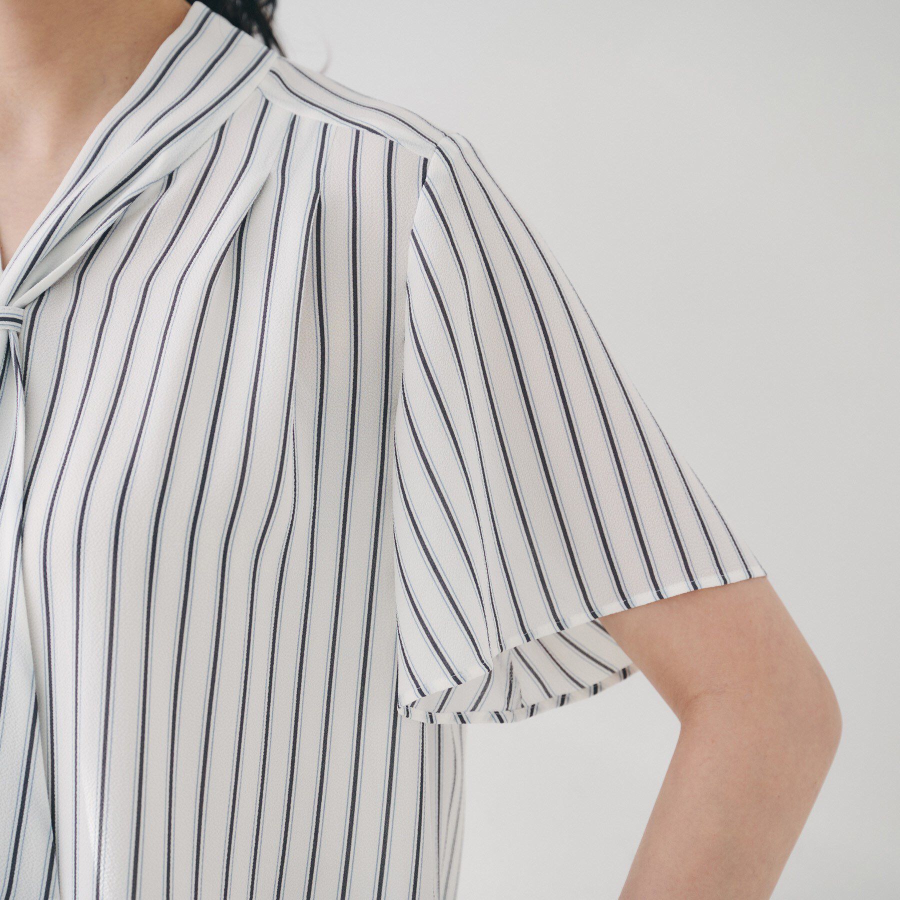 UNTITLED「【通勤/オフィス/二の腕カバー】ボウタイブラウス」|シャツ・ブラウス|