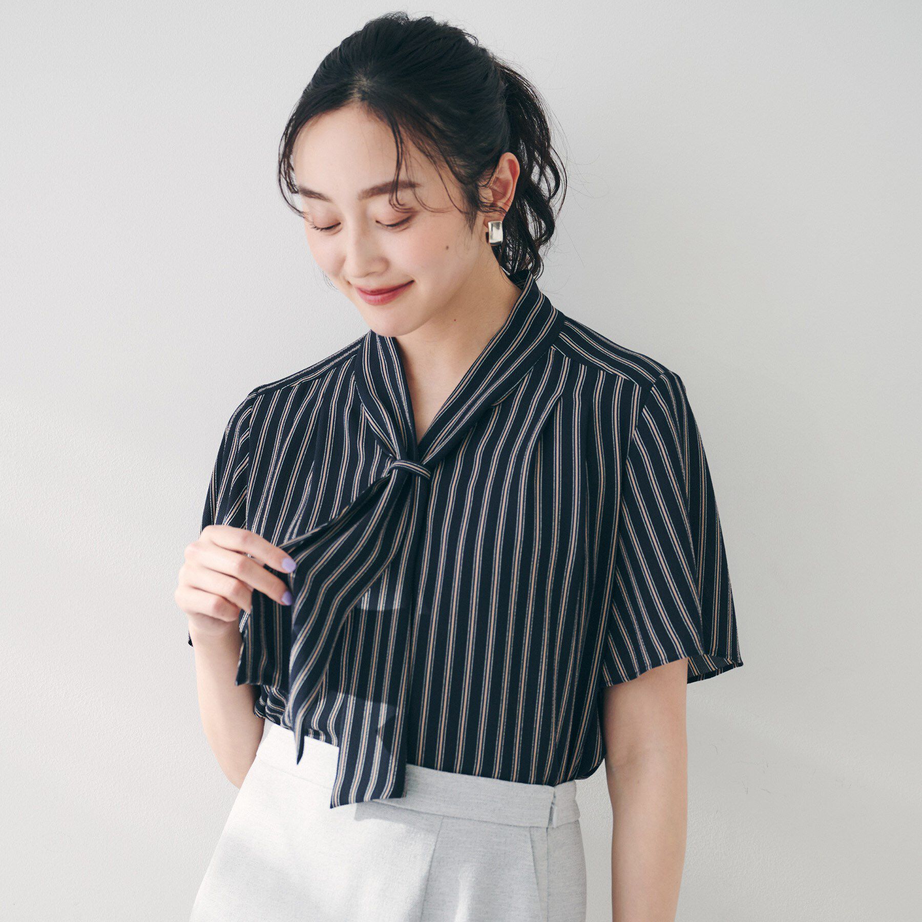 UNTITLED「【通勤/オフィス/二の腕カバー】ボウタイブラウス」|シャツ・ブラウス|ネイビー(694)