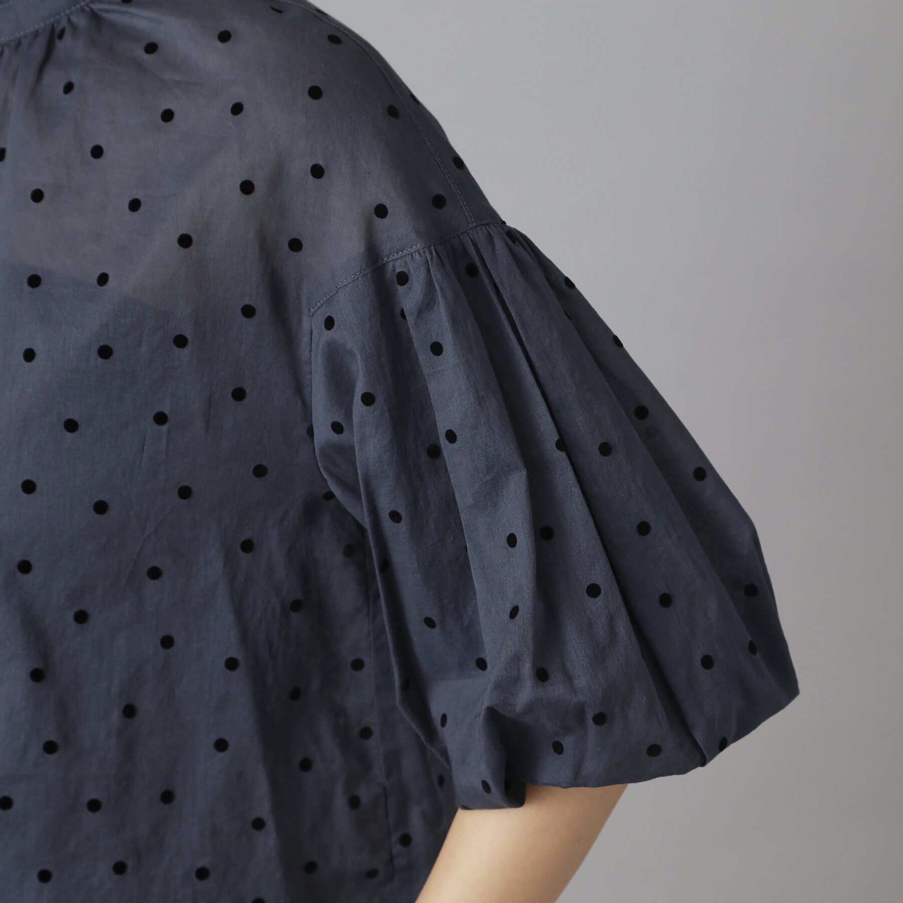 DRESSTERIOR「フロッキードット ボリュームスリーブ ブラウス」|シャツ・ブラウス|