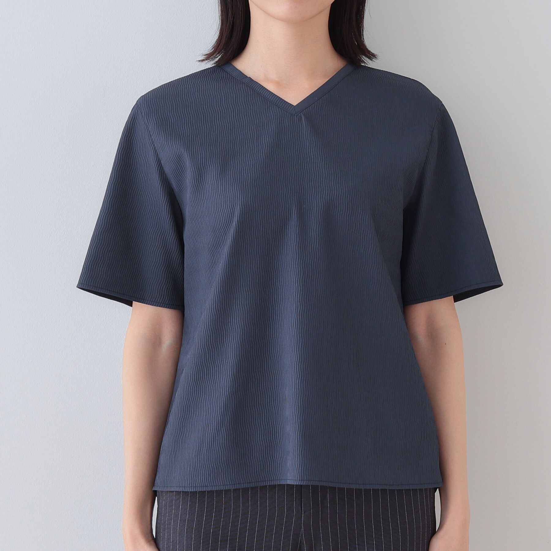 INDIVI「【洗える／凹凸素材】シンプルVネックブラウス」|シャツ・ブラウス|