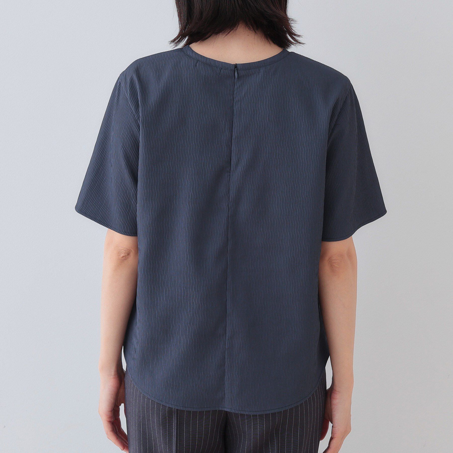 INDIVI「【洗える／凹凸素材】シンプルVネックブラウス」|シャツ・ブラウス|