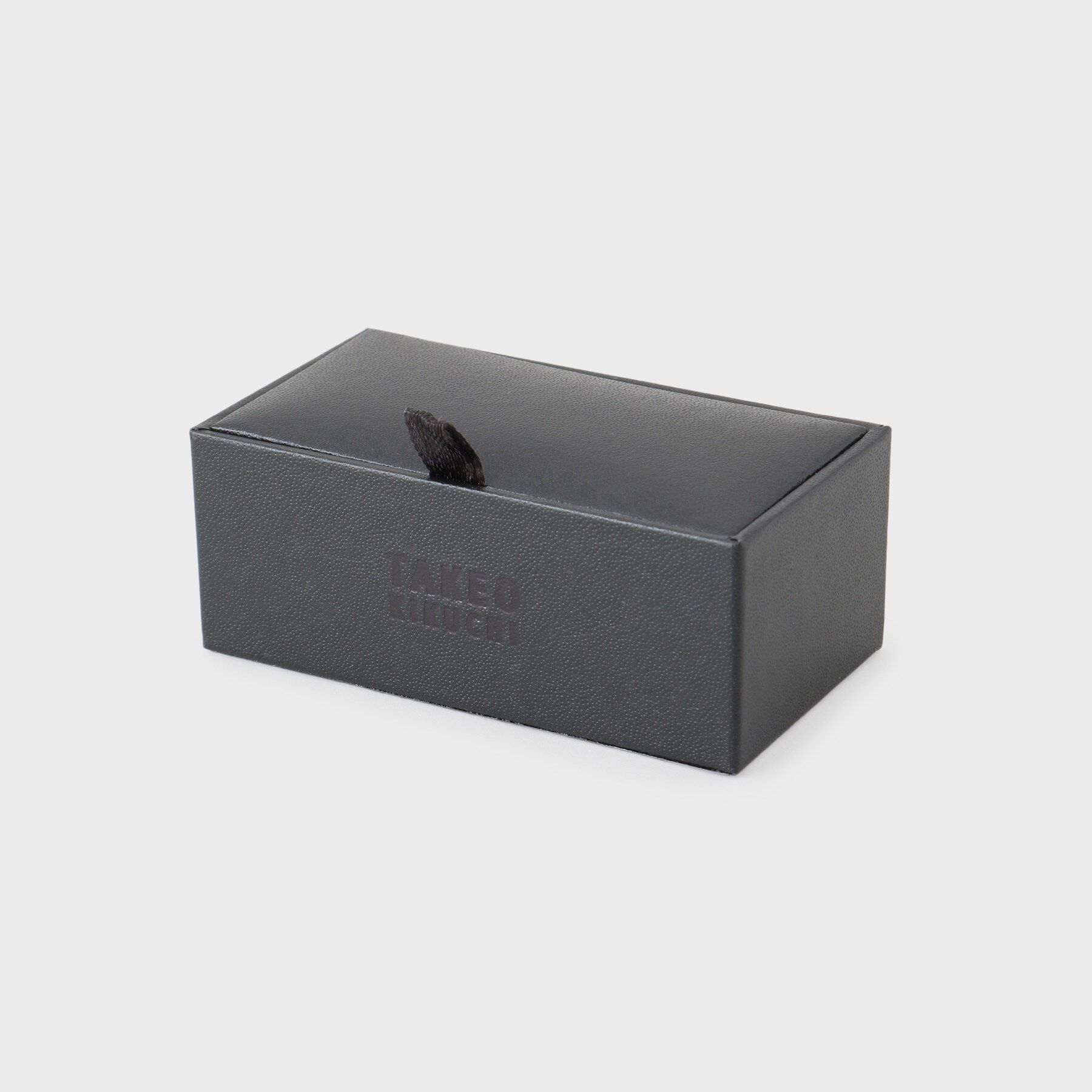 TAKEO KIKUCHI「テーパードタイバー ー 日本製の洗練された真鍮タイバー」|ネクタイピン・カフスボタン|