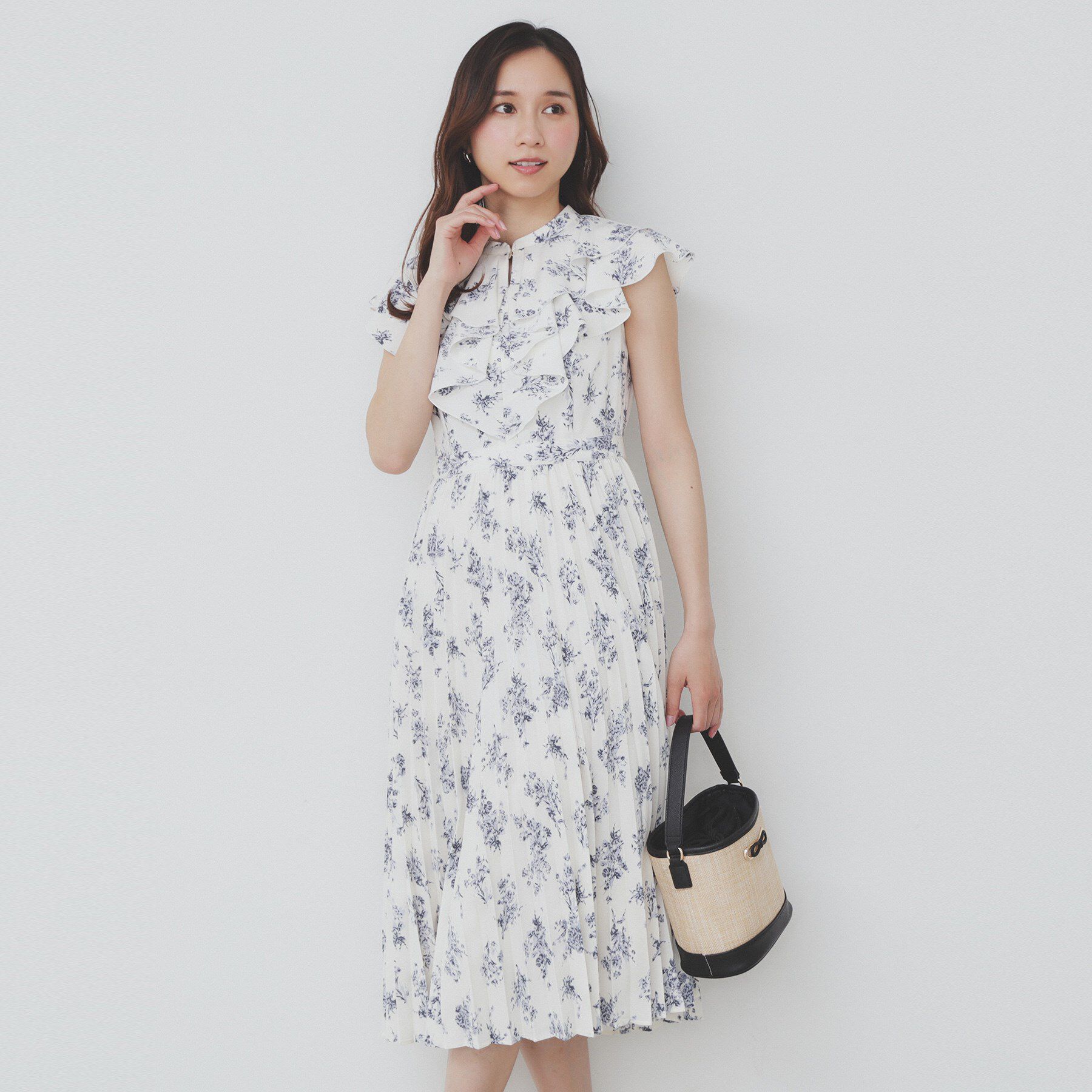 index「《美人百花掲載》フリルプリーツ花柄ワンピース【洗濯機洗い可/イージーアイロン/防シワ】」|ワンピース|アイボリー(104)