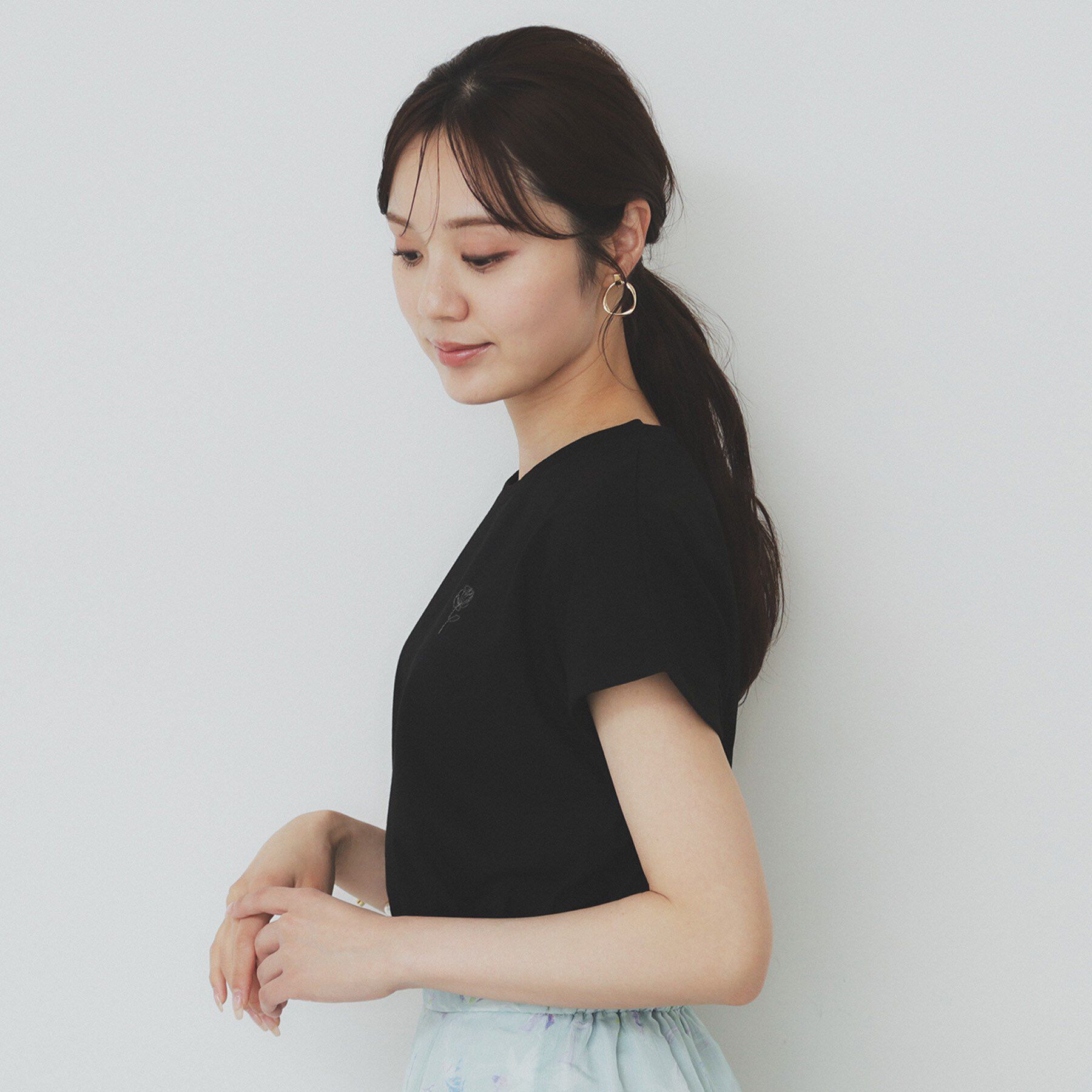 index「《6色展開/S-3Lサイズ》フラワー刺繍Tシャツ【汗ジミ防止/吸水速乾/接触冷感/UVケア/洗濯機洗」|Tシャツ・カットソー|