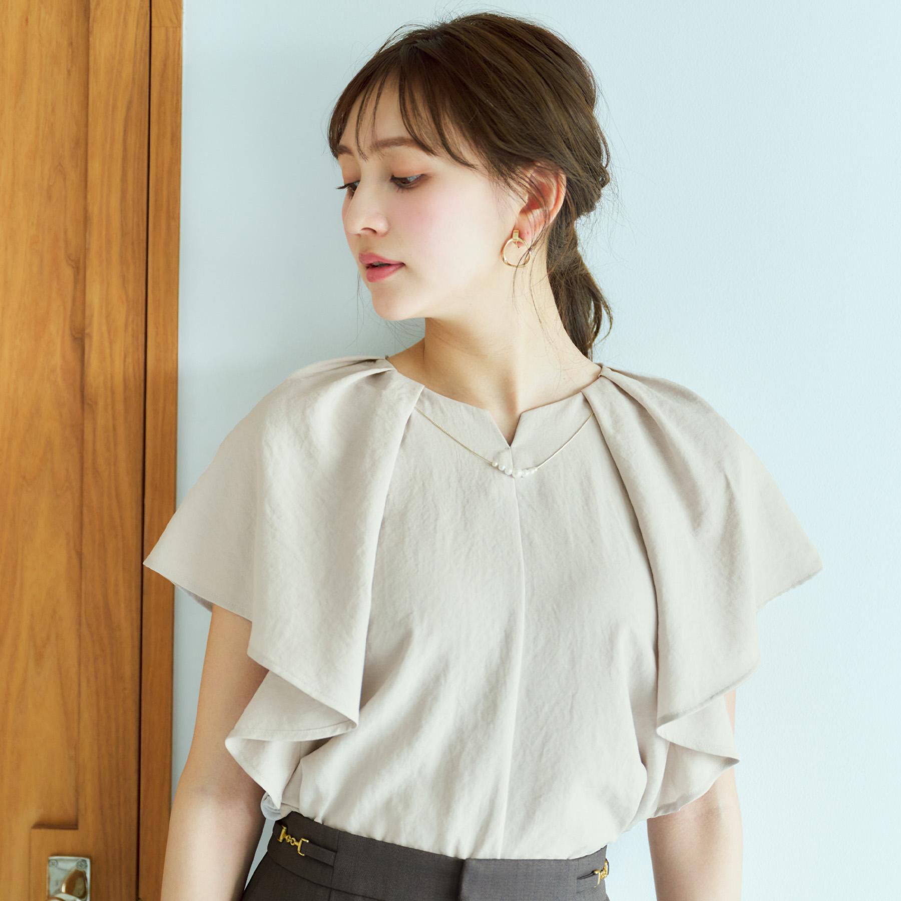 index「《7色展開/S-LLサイズ》フリルタックスリーブキーネックブラウス【吸水速乾/洗濯機可/イージーアイ」|シャツ・ブラウス|