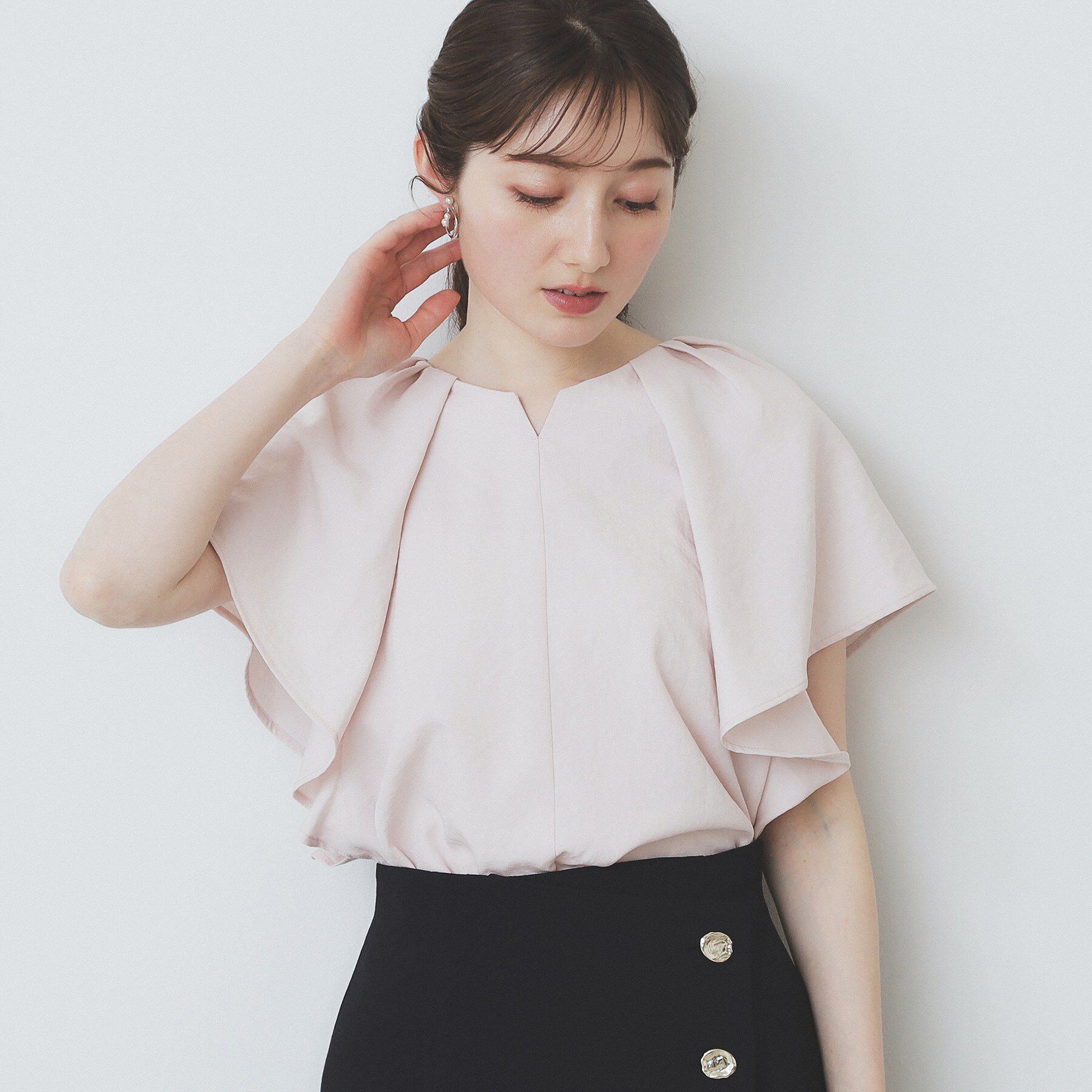 index「《7色展開/S-LLサイズ》フリルタックスリーブキーネックブラウス【吸水速乾/洗濯機可/イージーアイ」|シャツ・ブラウス|