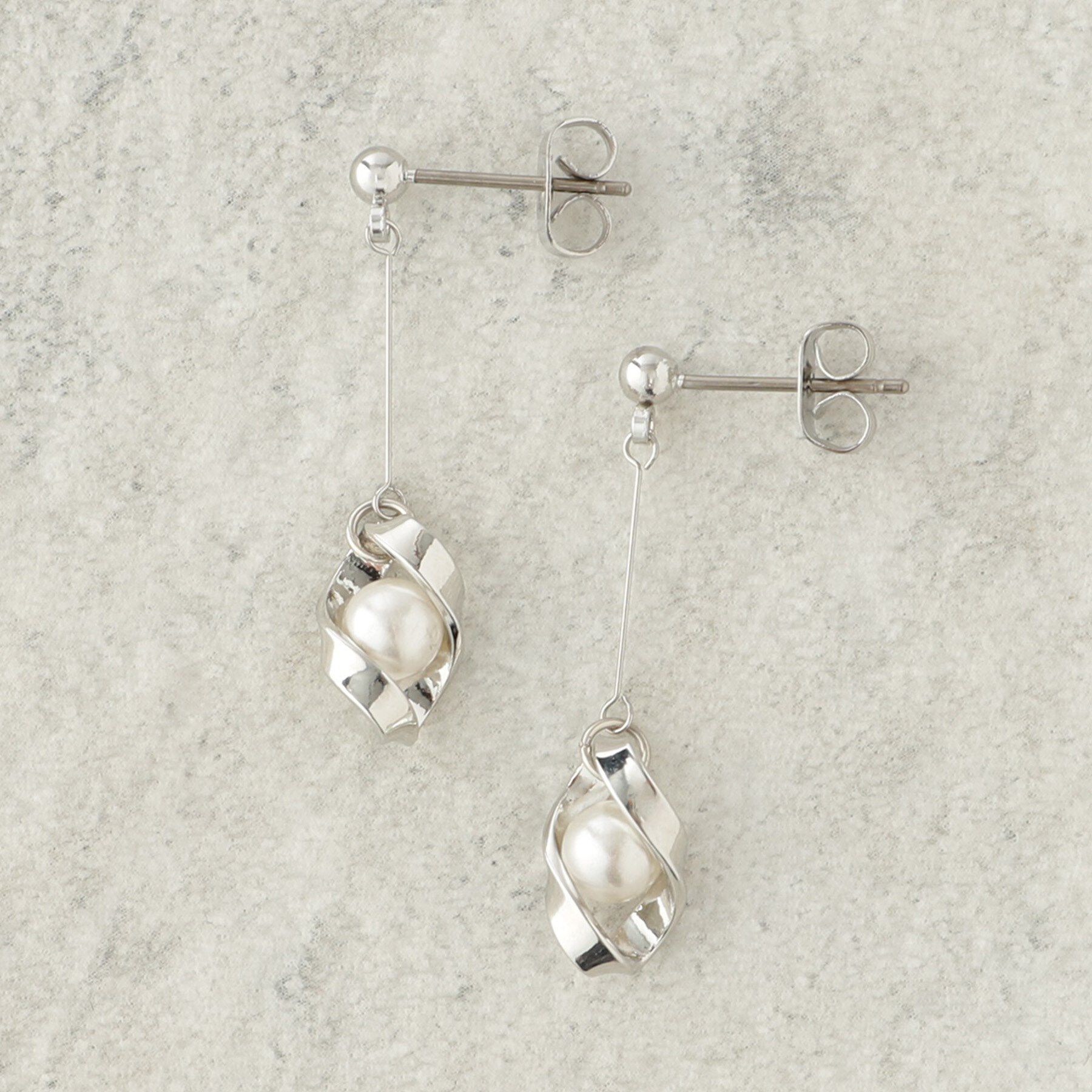 OPAQUE.CLIP「揺れるフェイクパール&times;メタルピアス」|ピアス|シルバー(006)