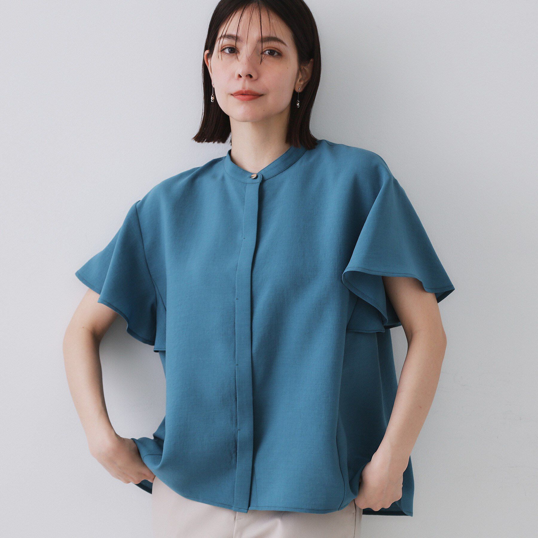 OPAQUE.CLIP「バックフリルバンドカラーブラウス【洗濯機洗い可/吸水速乾/接触冷感】」|シャツ・ブラウス|