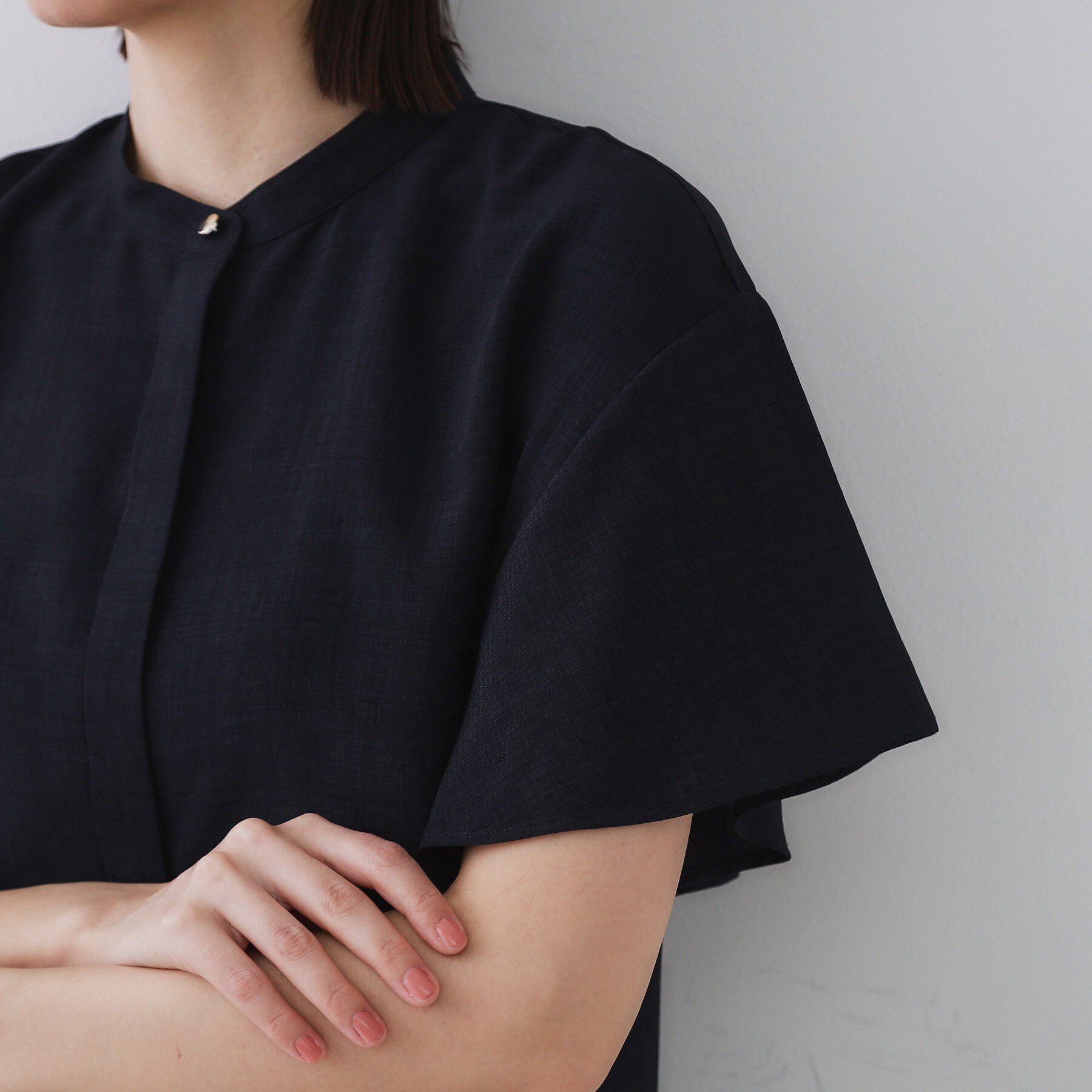 OPAQUE.CLIP「バックフリルバンドカラーブラウス【洗濯機洗い可/吸水速乾/接触冷感】」|シャツ・ブラウス|