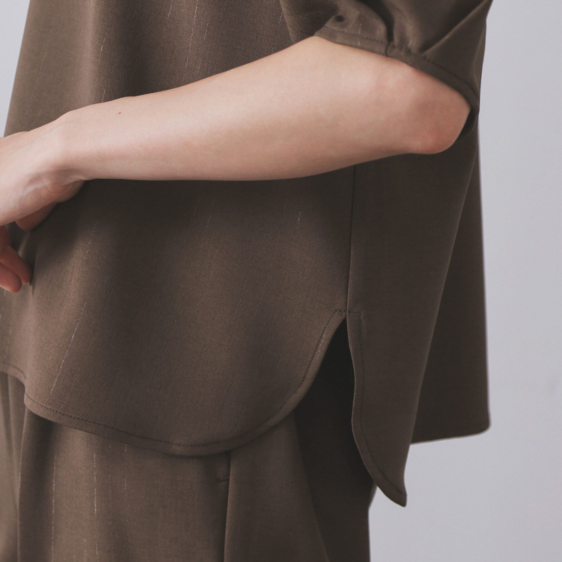 OPAQUE.CLIP「ラメストライプタックスリーブブラウス/セットアップ可【洗濯機洗い可/防シワ/吸水速乾】」|シャツ・ブラウス|