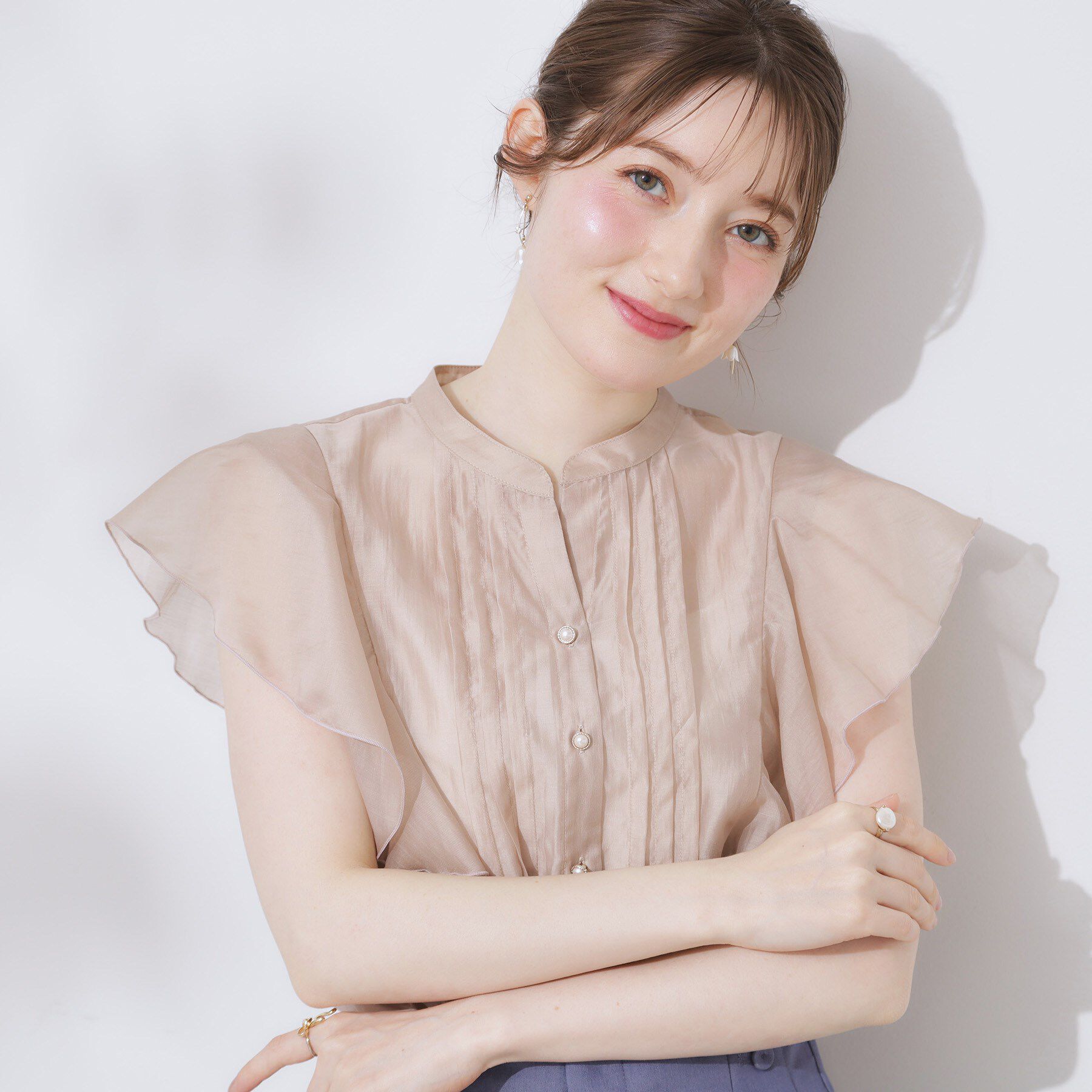 Couture broach「【洗える・オシャレな透け感】タックデザインフレア袖シアーブラウス」|シャツ・ブラウス|