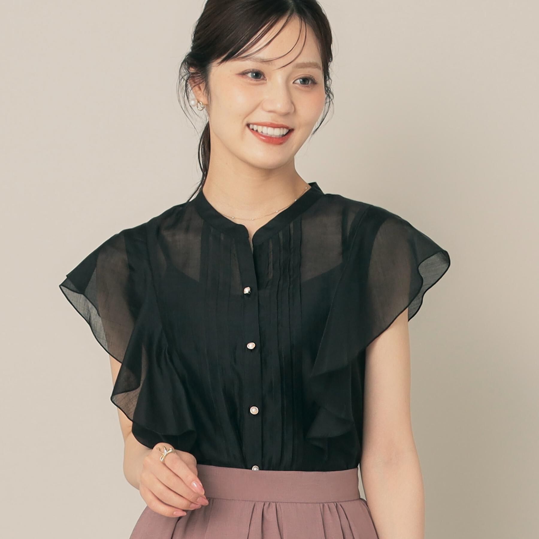 Couture broach「【洗える・オシャレな透け感】タックデザインフレア袖シアーブラウス」|シャツ・ブラウス|ブラック(019)