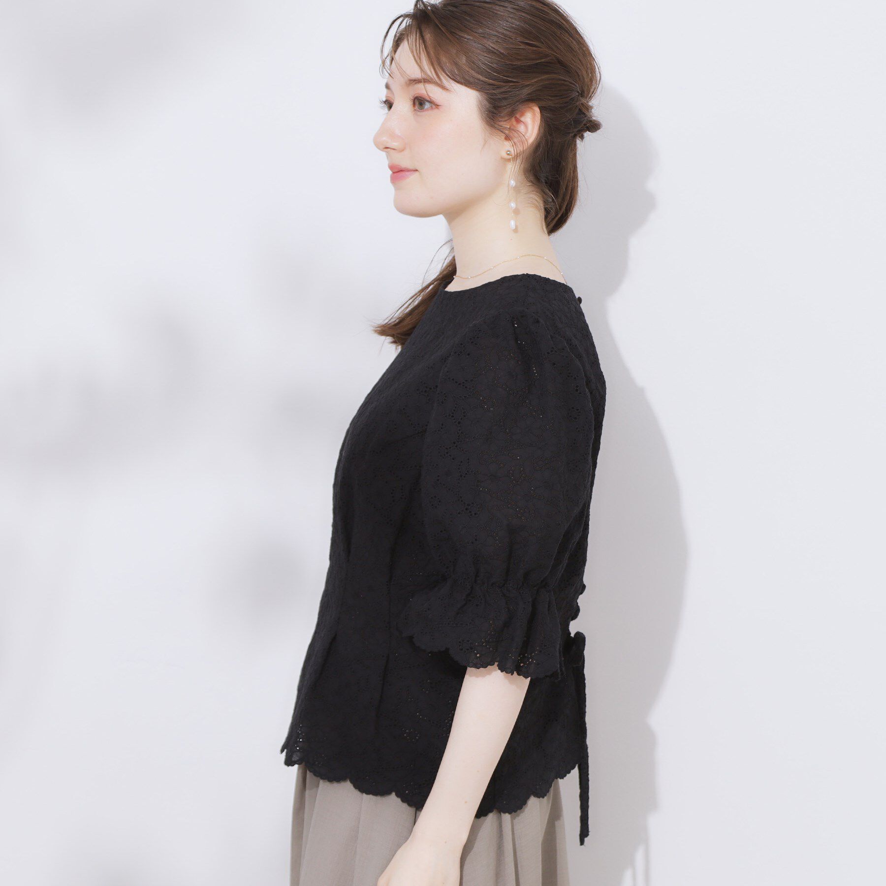 Couture broach「【一枚で着映える・花柄刺繍・5分袖】バックレースアップ カットワークレースブラウス」|シャツ・ブラウス|