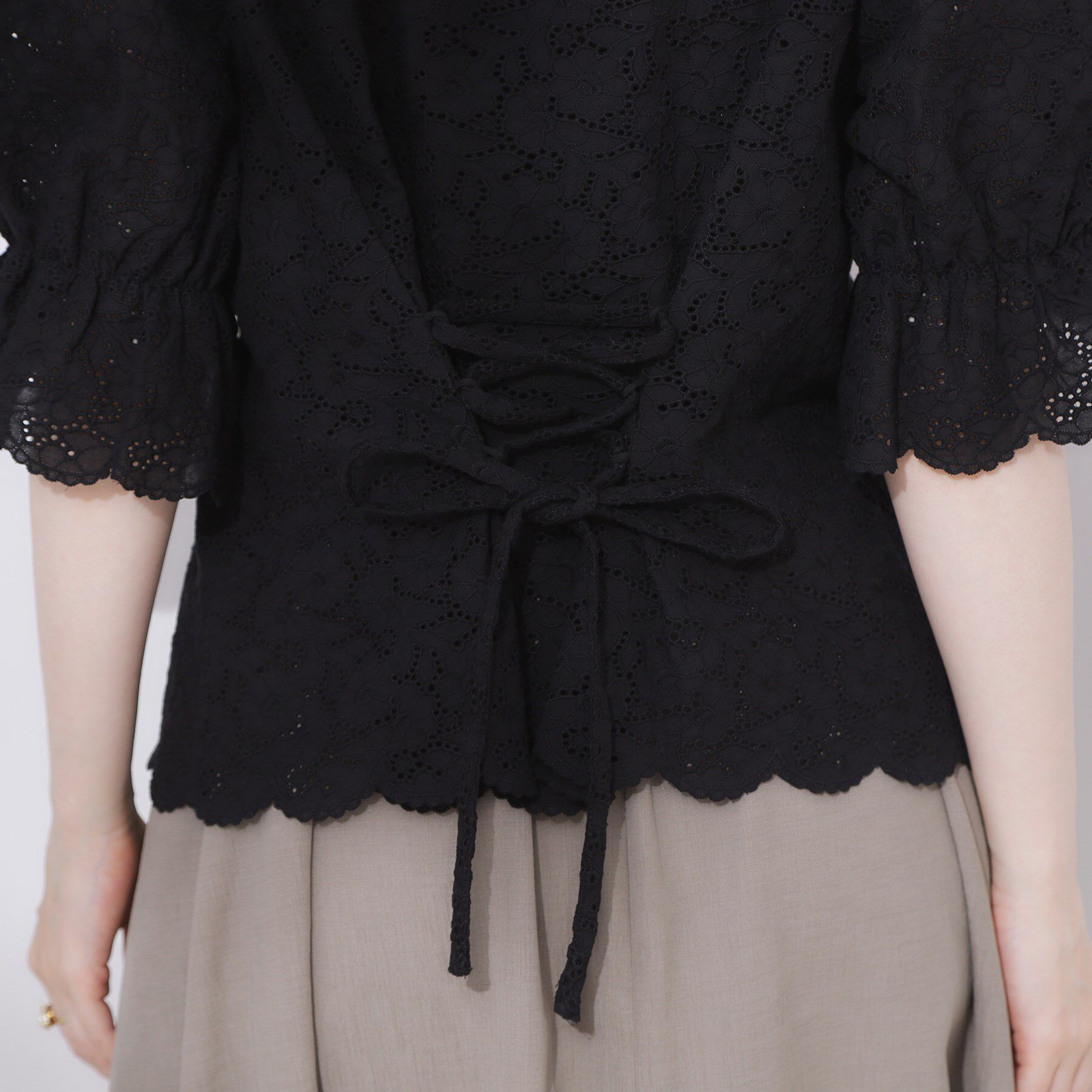 Couture broach「【一枚で着映える・花柄刺繍・5分袖】バックレースアップ カットワークレースブラウス」|シャツ・ブラウス|