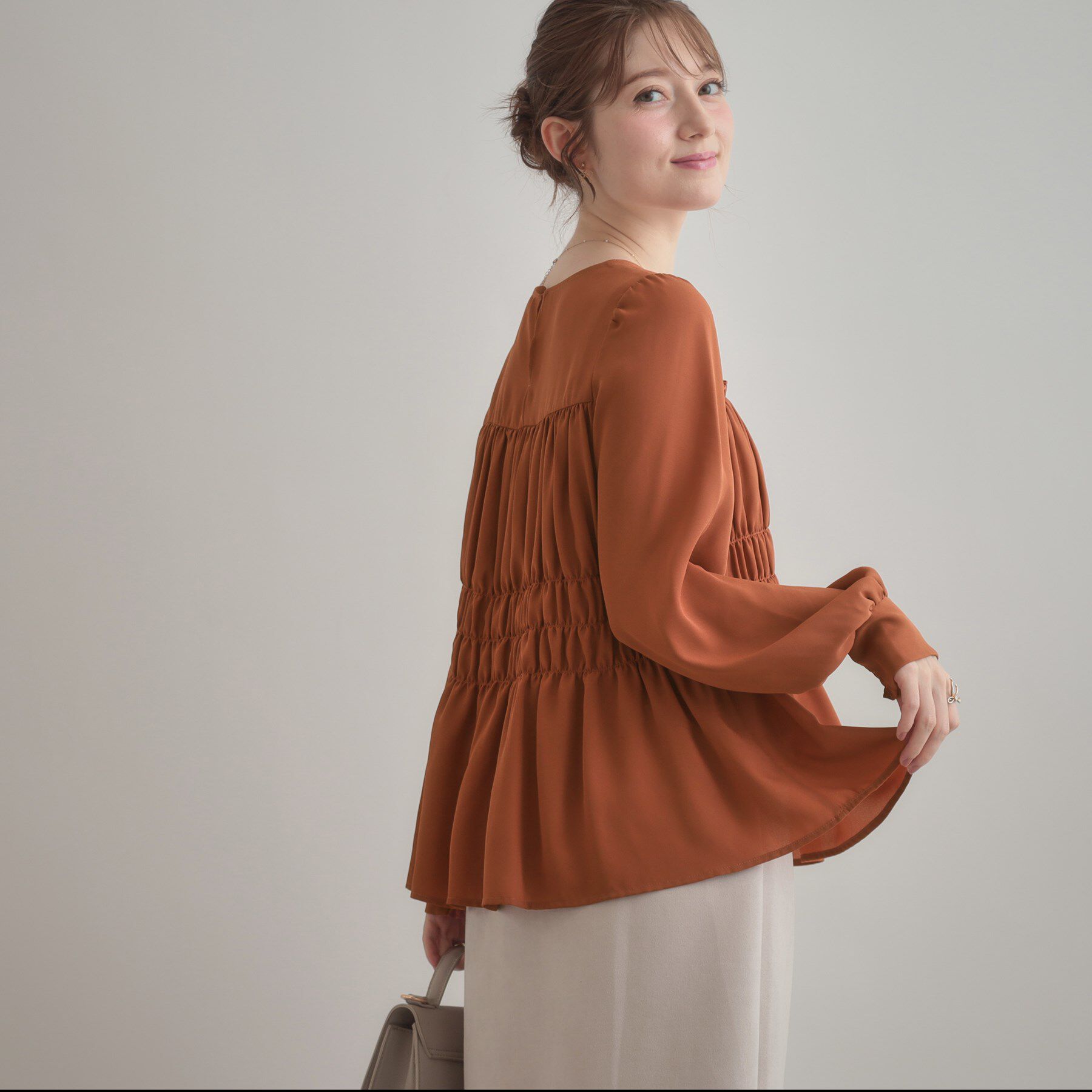 Couture broach「【マシンウォッシャブル・きれいめ・通勤】シャーリングチュニックブラウス」|シャツ・ブラウス|