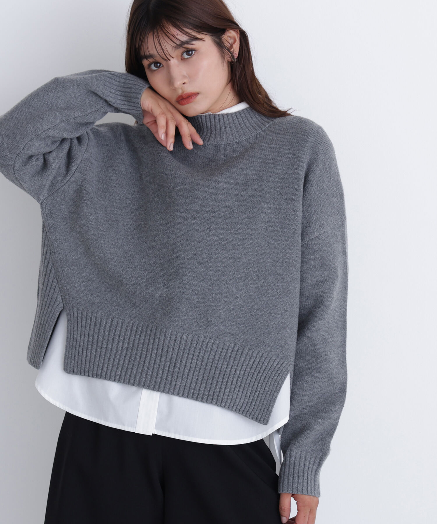  「サイドスリットハイネックニット」|ニット・セーター|チャコール1