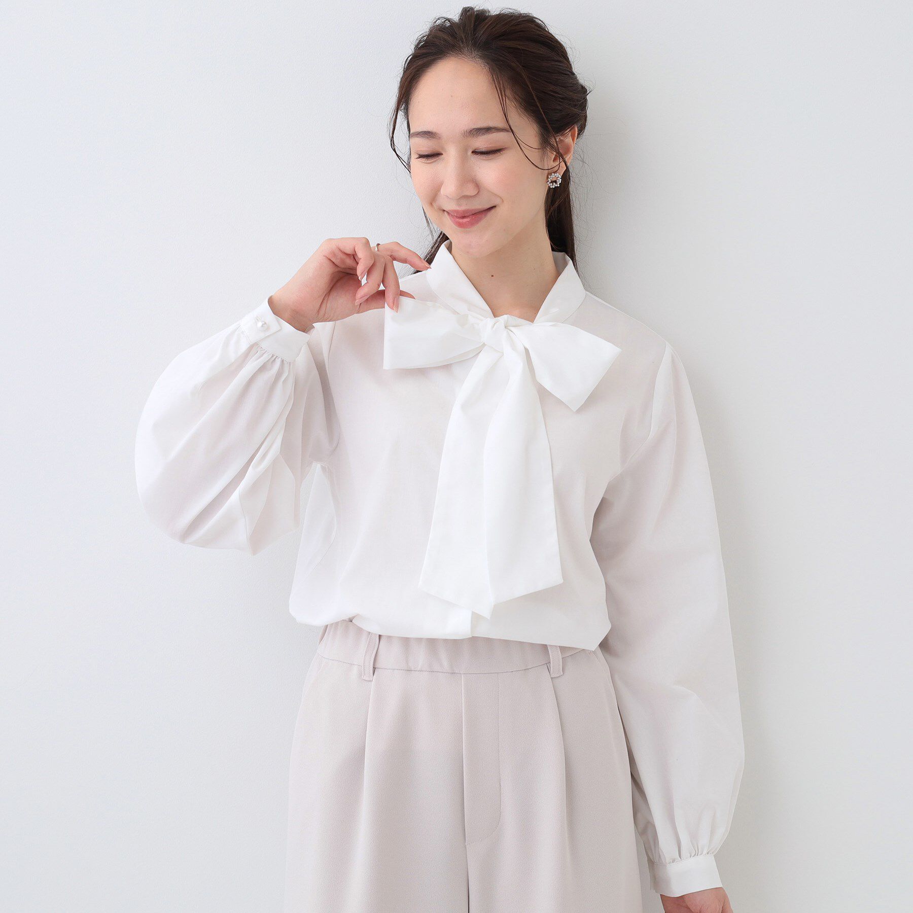 SHOO･LA･RUE「【S-LL】お顔回りを華やかに リボンタイブラウス」|シャツ・ブラウス|オフホワイト(003