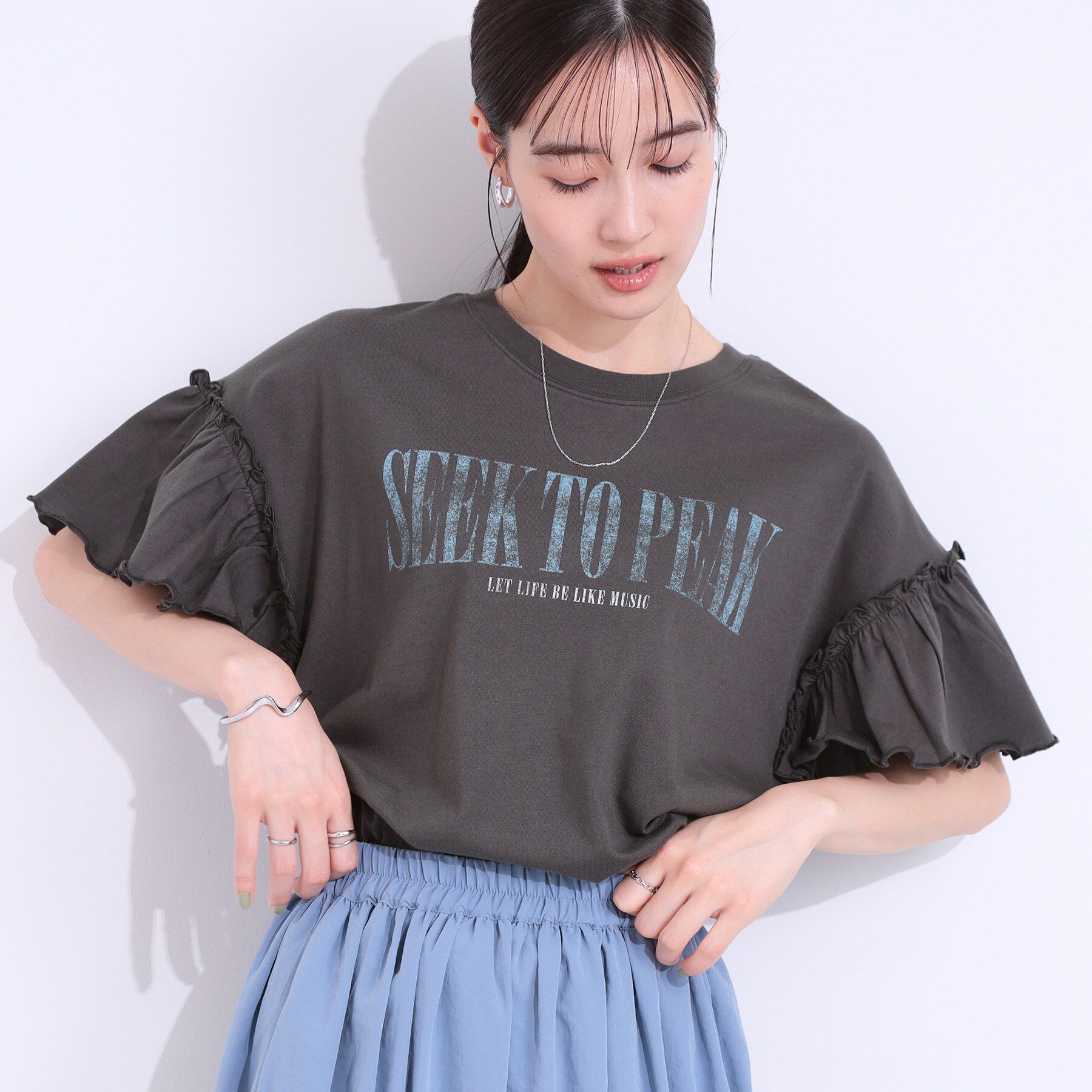 SHOO･LA･RUE「【洗える/S-LL】プリントアソート お袖フリルTシャツ」|Tシャツ・カットソー|チャコールグレー(2