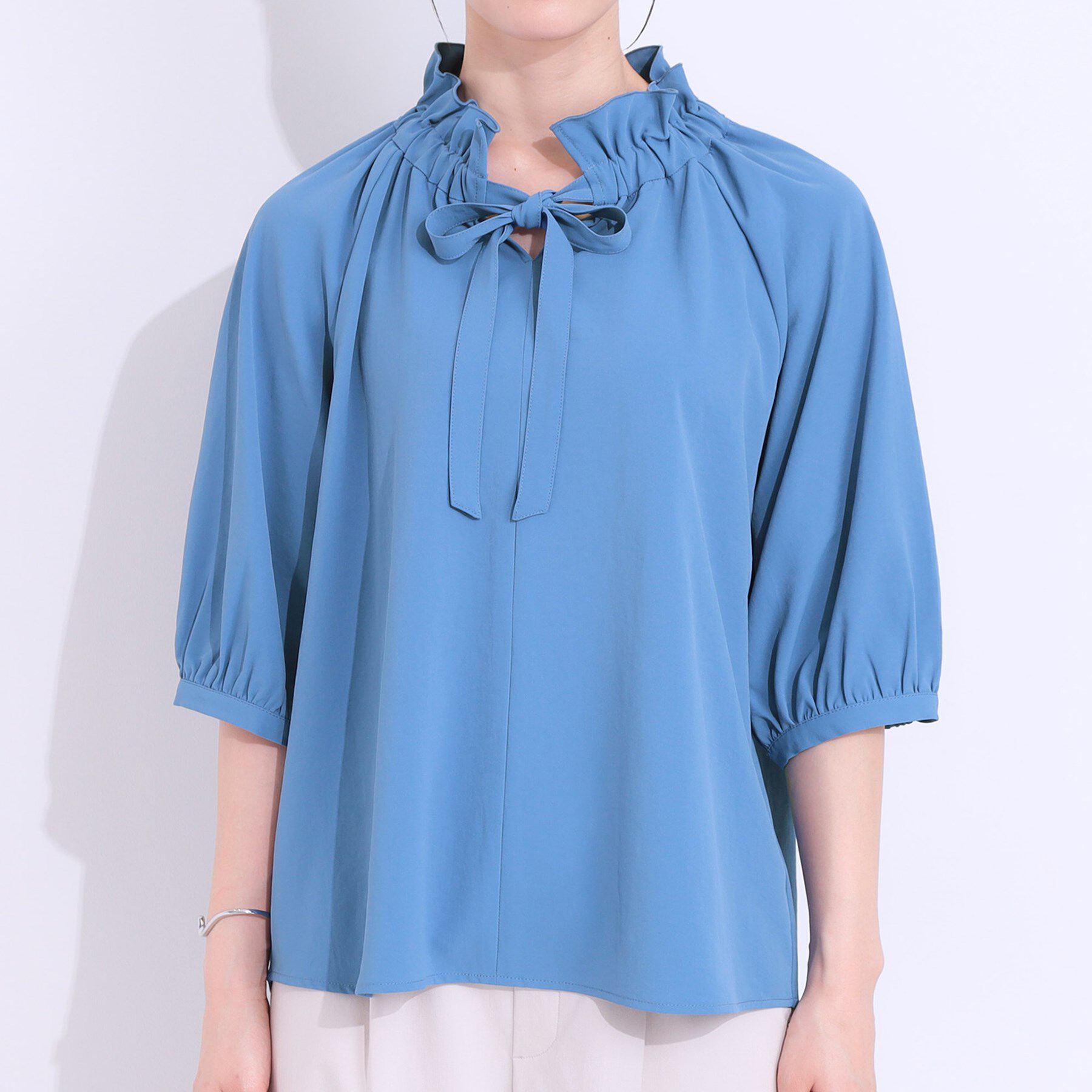 SHOO･LA･RUE「【洗える/ひんやり/S-LL】フェミニンもクールも フリルリボン5分袖ブラウス」|シャツ・ブラウス|