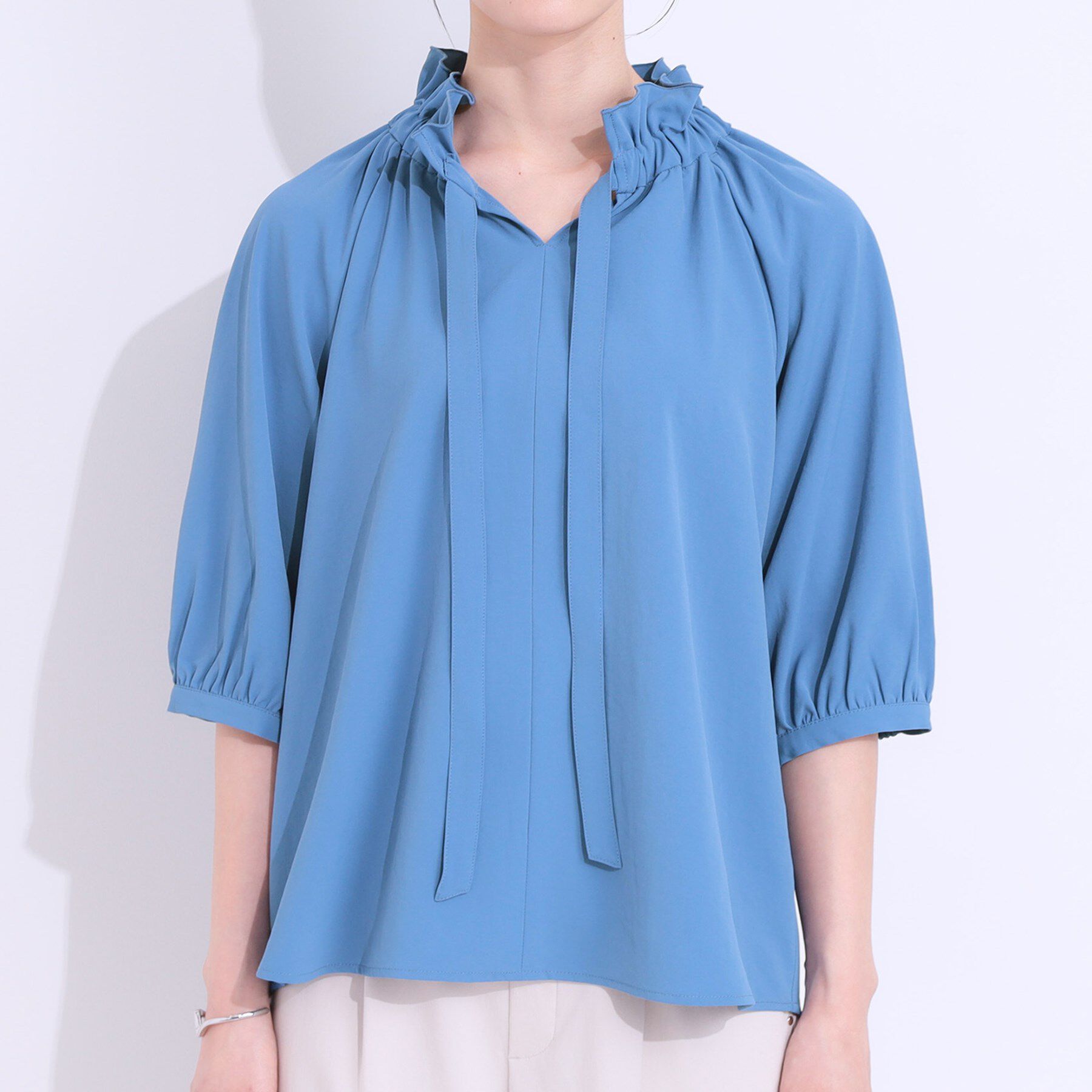 SHOO･LA･RUE「【洗える/ひんやり/S-LL】フェミニンもクールも フリルリボン5分袖ブラウス」|シャツ・ブラウス|