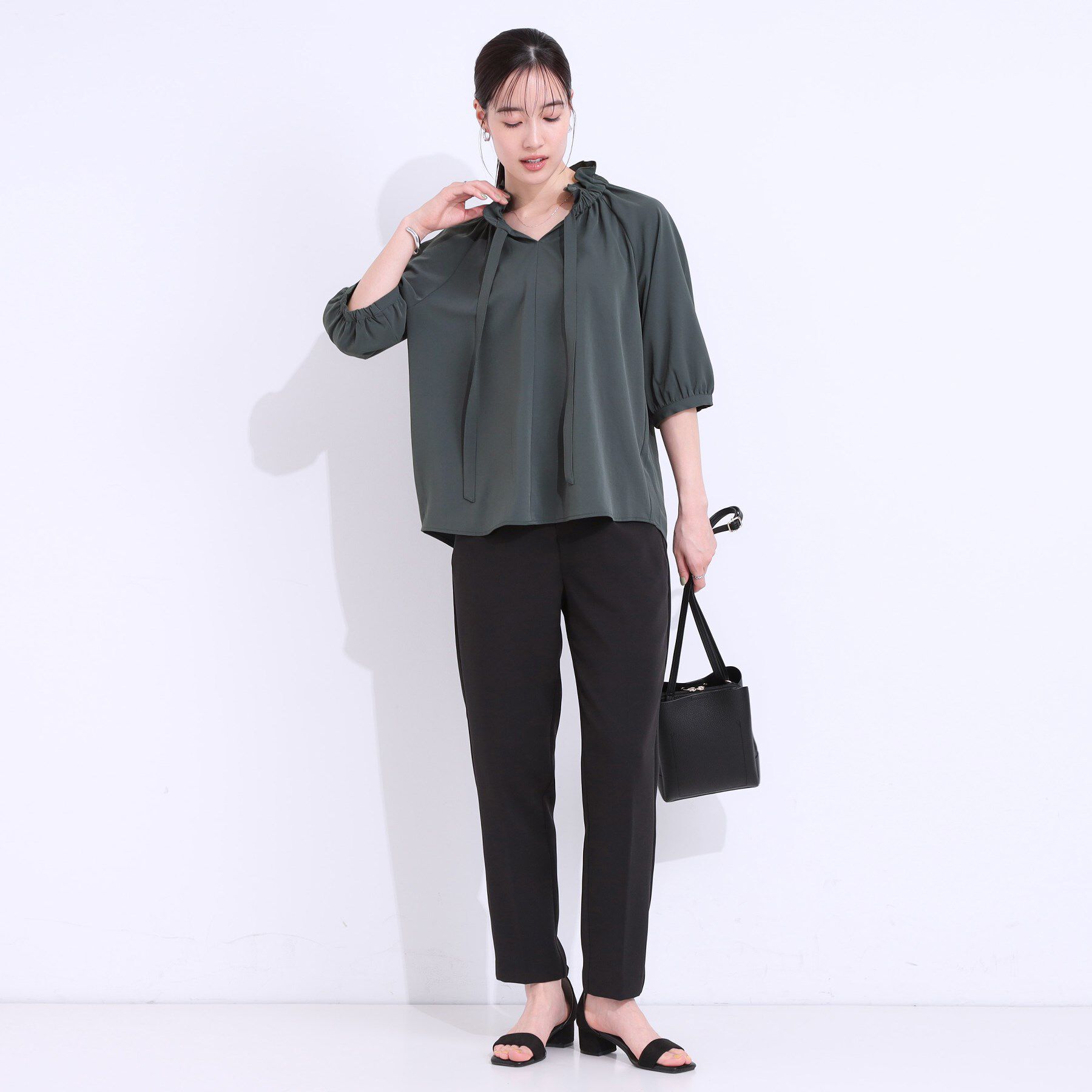 SHOO･LA･RUE「【洗える/ひんやり/S-LL】フェミニンもクールも フリルリボン5分袖ブラウス」|シャツ・ブラウス|