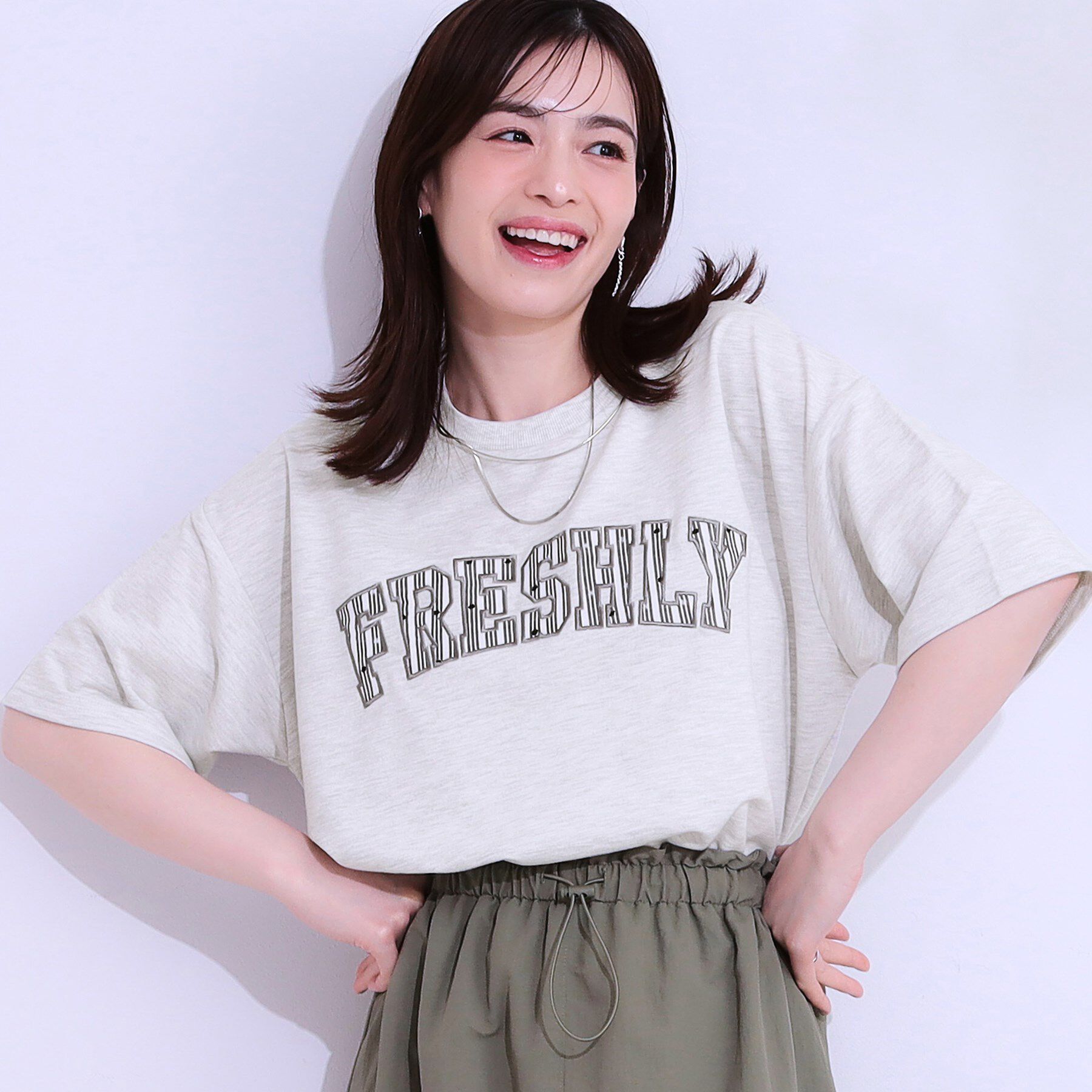 SHOO･LA･RUE「【S-LL】ゆるっと大人カジュアルに 柄ロゴアソート ミニ裏毛トップス」|Tシャツ・カットソー|オフホワイト(003