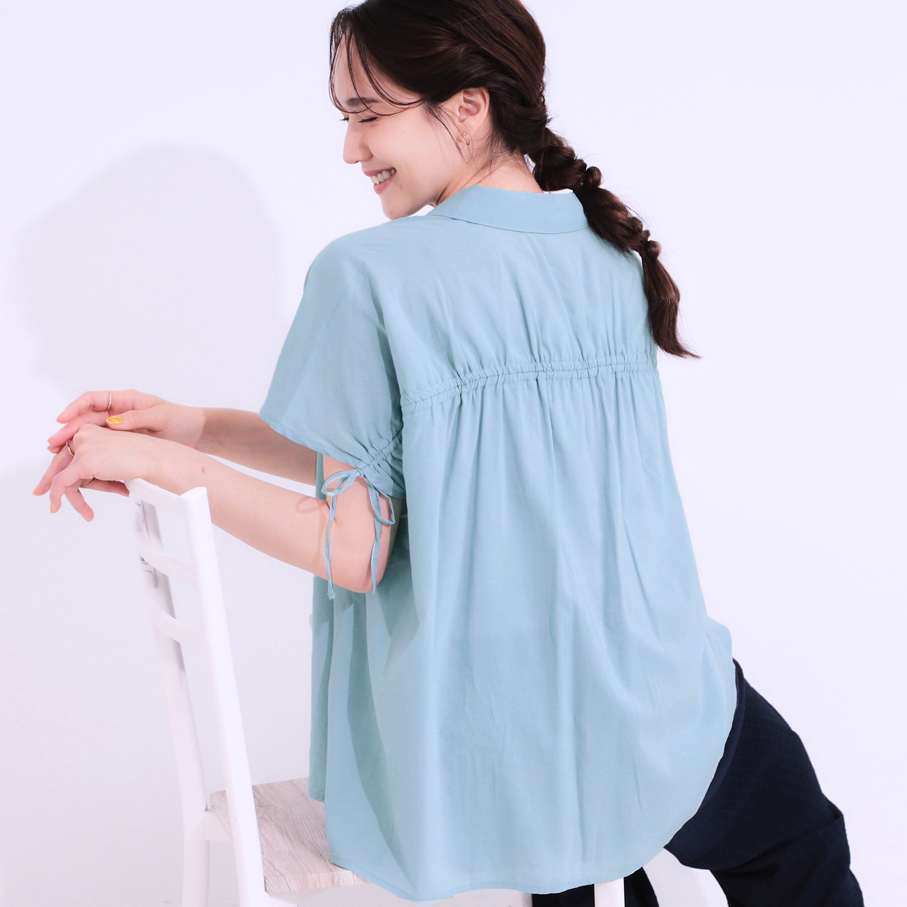 SHOO･LA･RUE「【S-LL/ひんやり】後ろ姿も抜かりなく インせず着られる バックギャザーシャツ」|シャツ・ブラウス|ブルー(091)