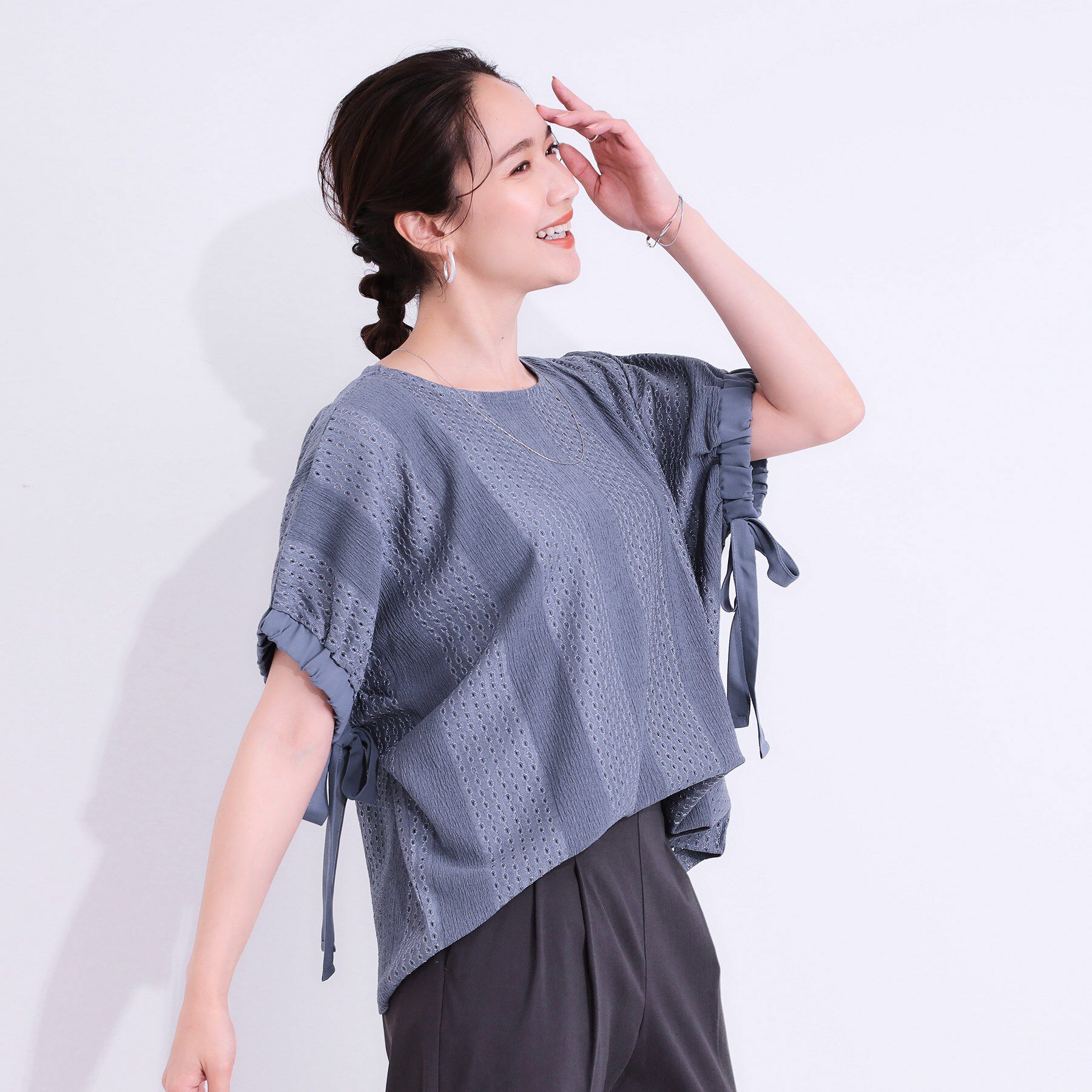 SHOO･LA･RUE「【S-LL/二の腕カバー】お袖ギャザーリボン アイレット刺繍トップス」|シャツ・ブラウス|