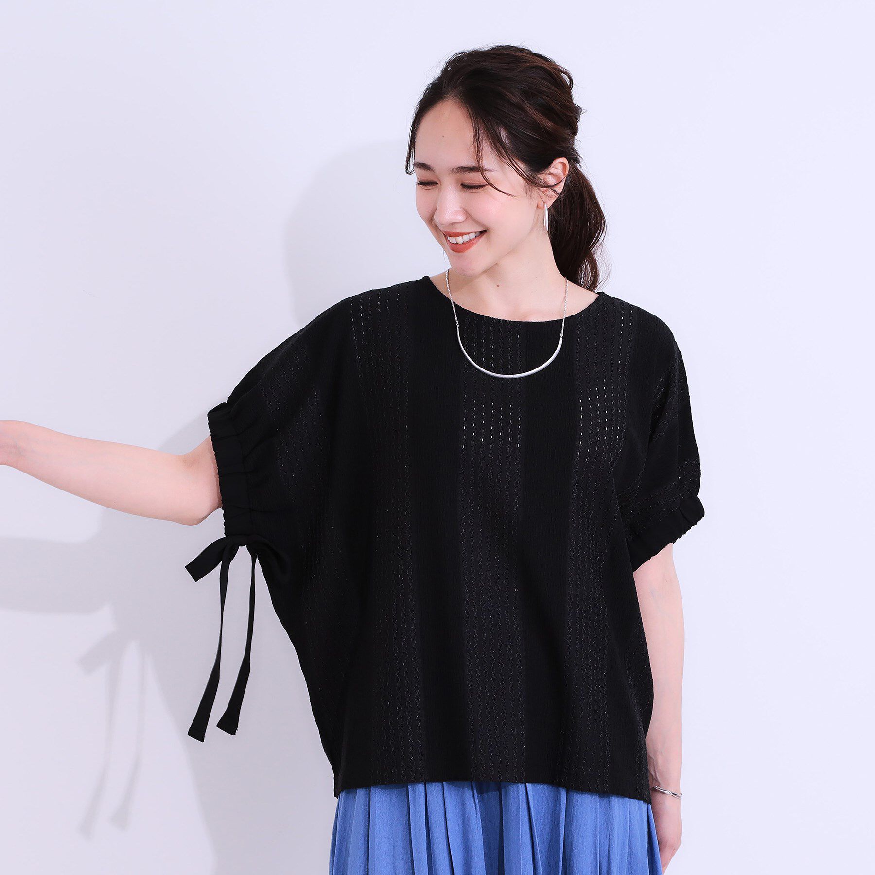 SHOO･LA･RUE「【S-LL/二の腕カバー】お袖ギャザーリボン アイレット刺繍トップス」|シャツ・ブラウス|