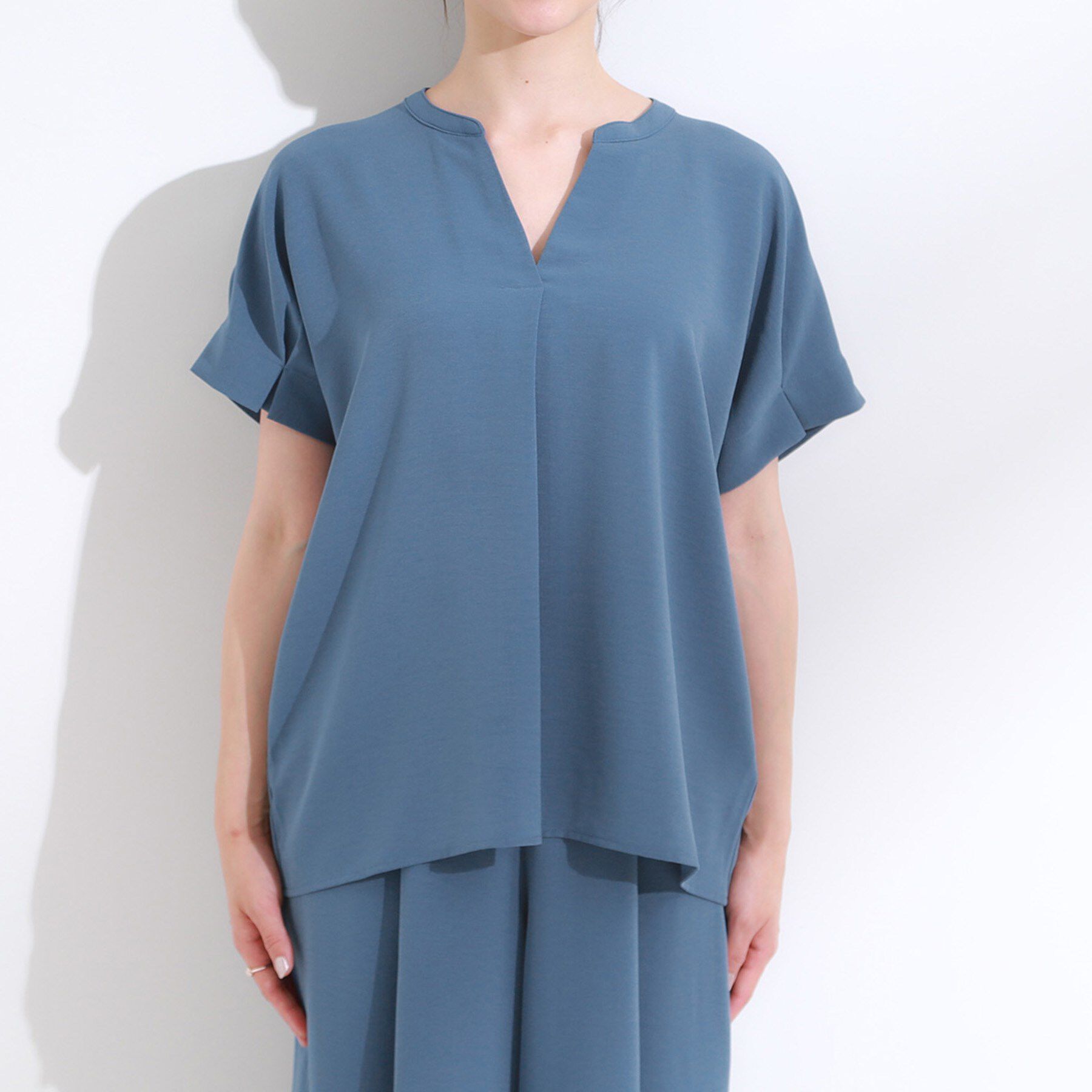 SHOO･LA･RUE「【S-LL/セットアップ可/ひんやり】きちんと見えで上品 お袖タック スキッパーブラウス」|シャツ・ブラウス|