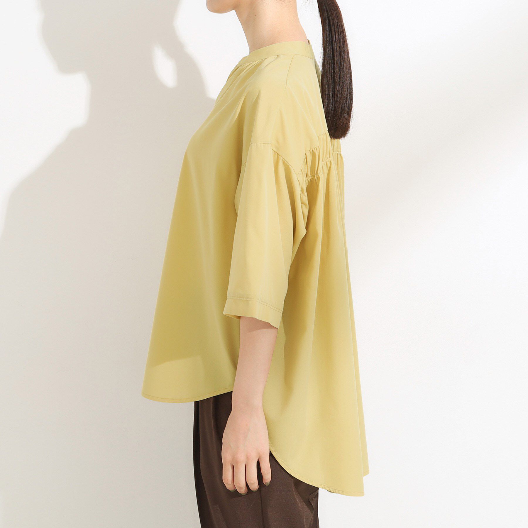 SHOO･LA･RUE「【S-LL/洗濯後しわになりにくい】バックギャザーがアクセント スッキパーブラウス」|シャツ・ブラウス|