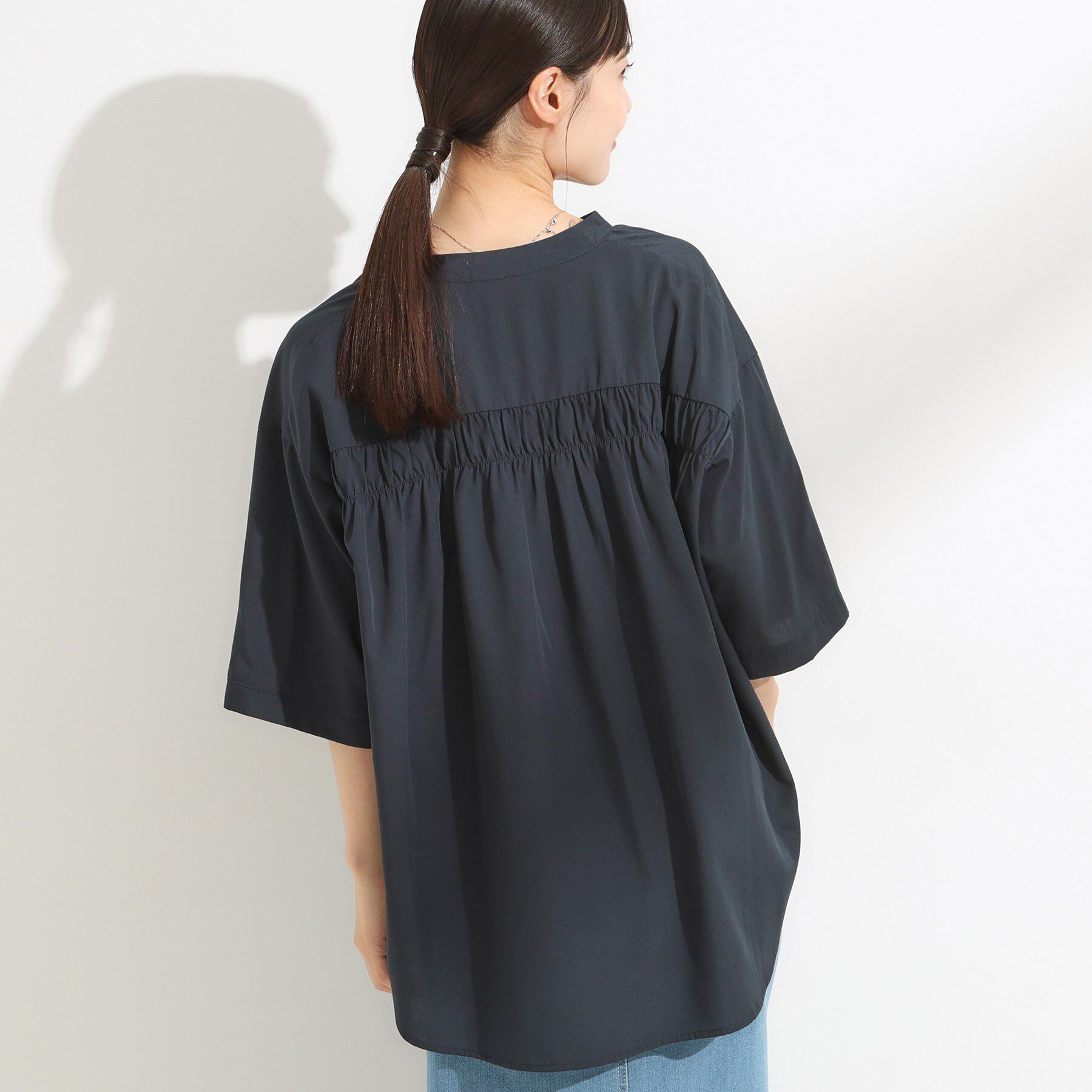 SHOO･LA･RUE「【S-LL/洗濯後しわになりにくい】バックギャザーがアクセント スッキパーブラウス」|シャツ・ブラウス|ネイビー(094)
