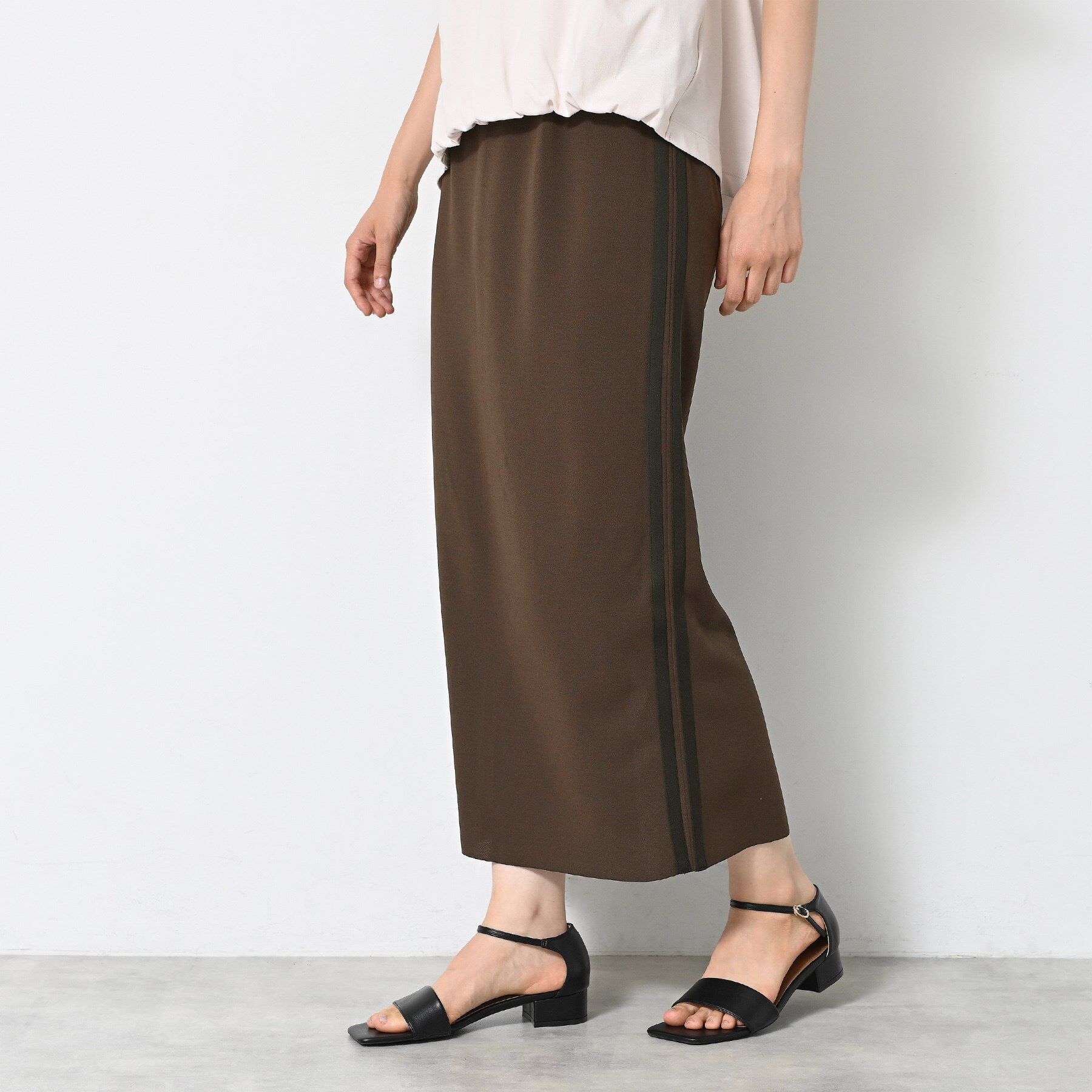 Dessin「【ウエストゴム・洗える】カットジョーゼットライン入りタイトスカート」|スカート|