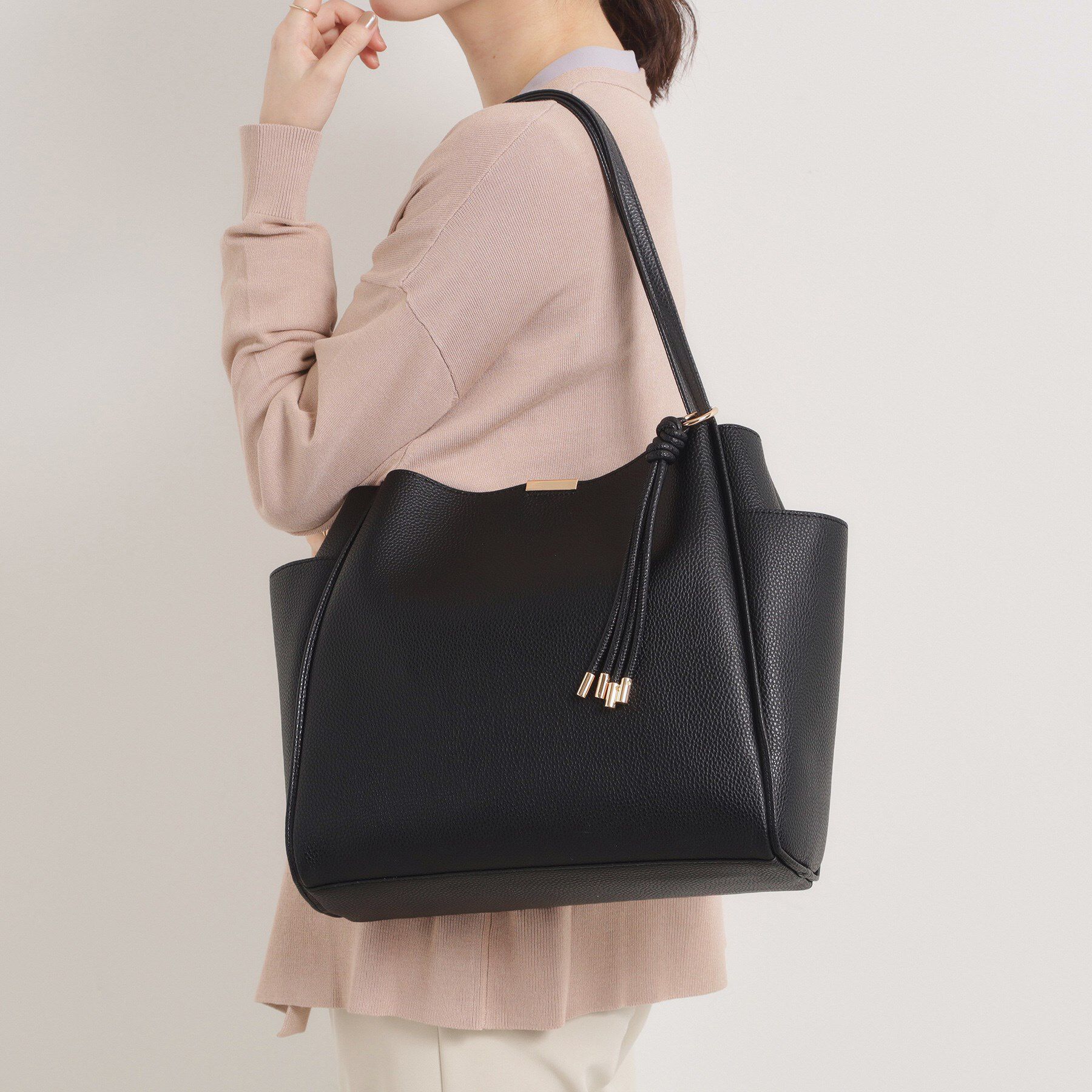 ITS&rsquo;DEMO「【通勤】タッセル付き変形A4トート」|トートバッグ|ブラック(019)