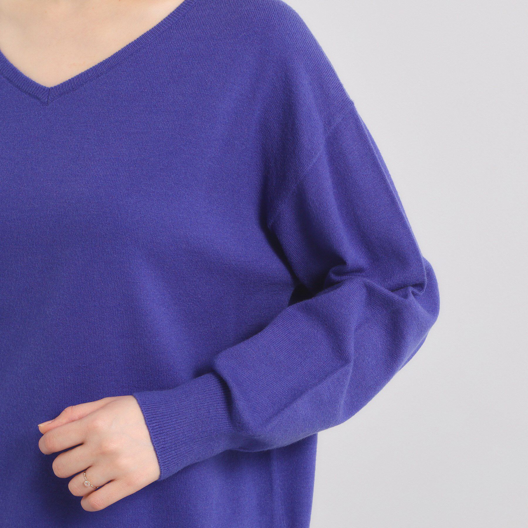 ITS&rsquo;DEMO「【静電気防止／手洗い可】クリーミータッチVネックニット」|ニット・セーター|