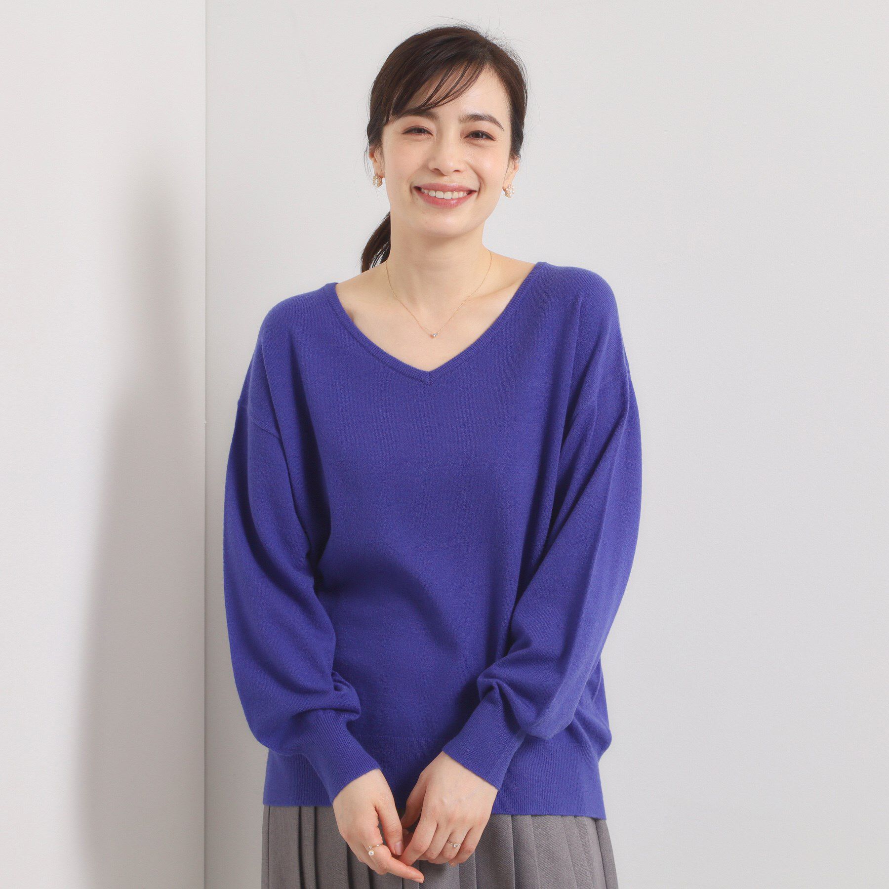 ITS&rsquo;DEMO「【静電気防止／手洗い可】クリーミータッチVネックニット」|ニット・セーター|ブルー(092)
