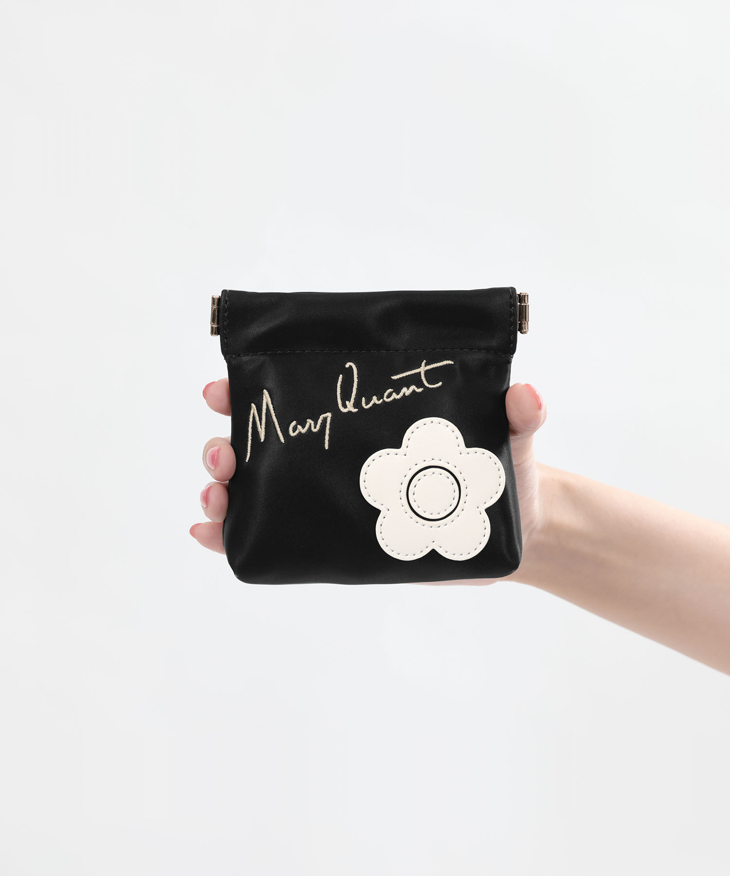 MARY QUANT「サインロゴデイジーパッチ バネクチポーチ」|ポーチ|ブラック