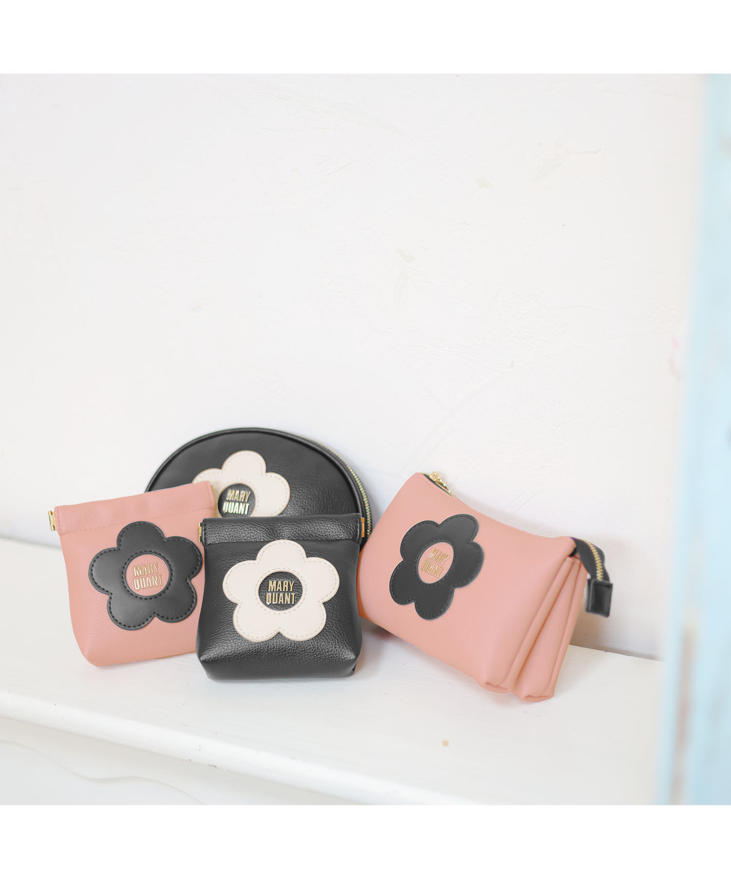 MARY QUANT「センターロゴデイジー 3ポケットポーチ」|ポーチ|