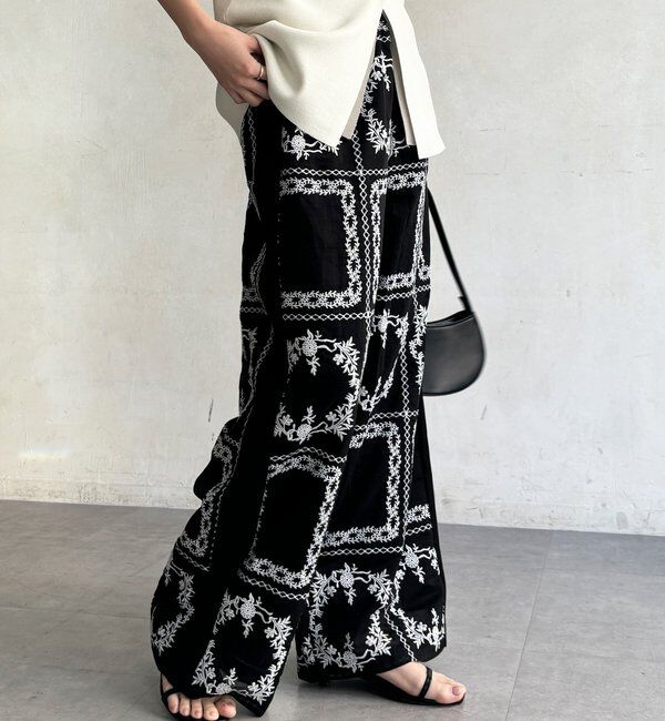  「【WEB限定】エンブロイダリーパンツ」|チノ|