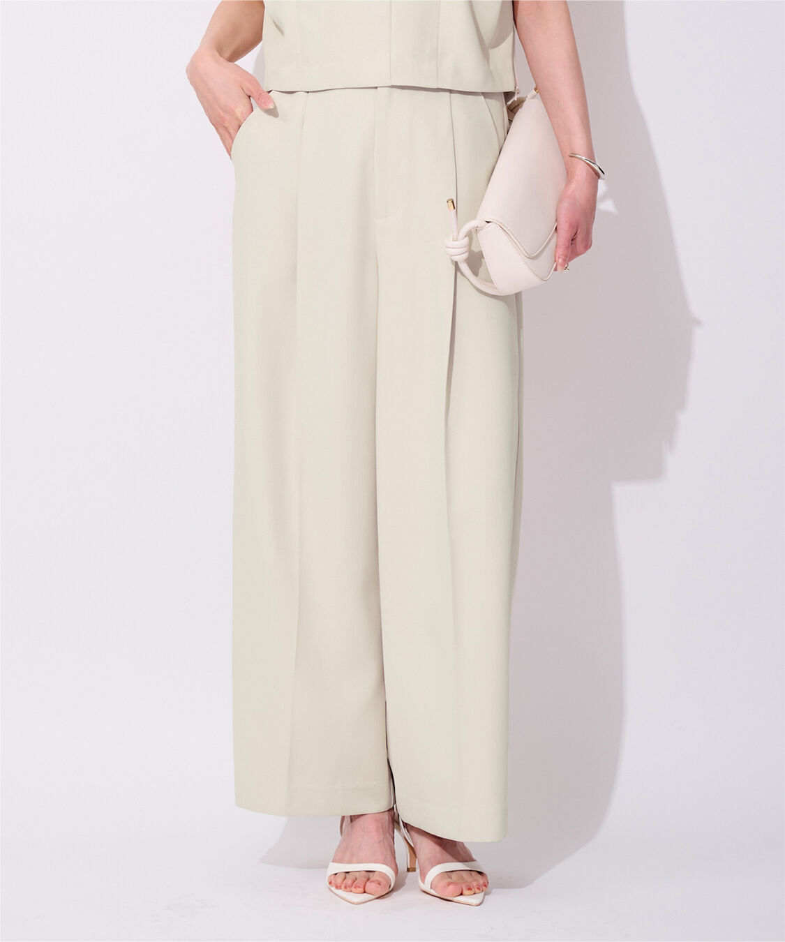 ur's「美シルエットワンタックワイドパンツ」|スラックス|アイボリー