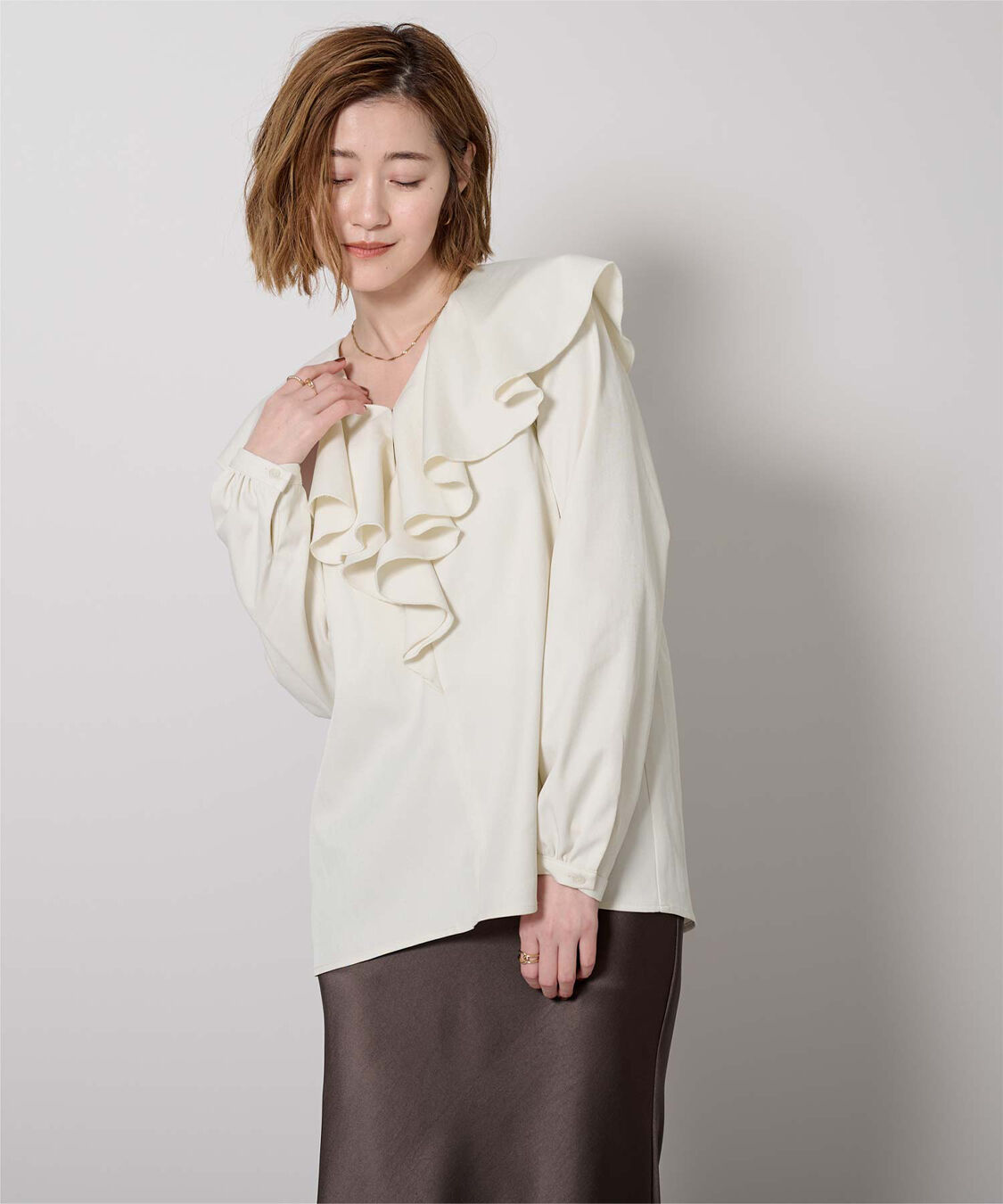 ur's「Vネックラッフルブラウス」|シャツ・ブラウス|