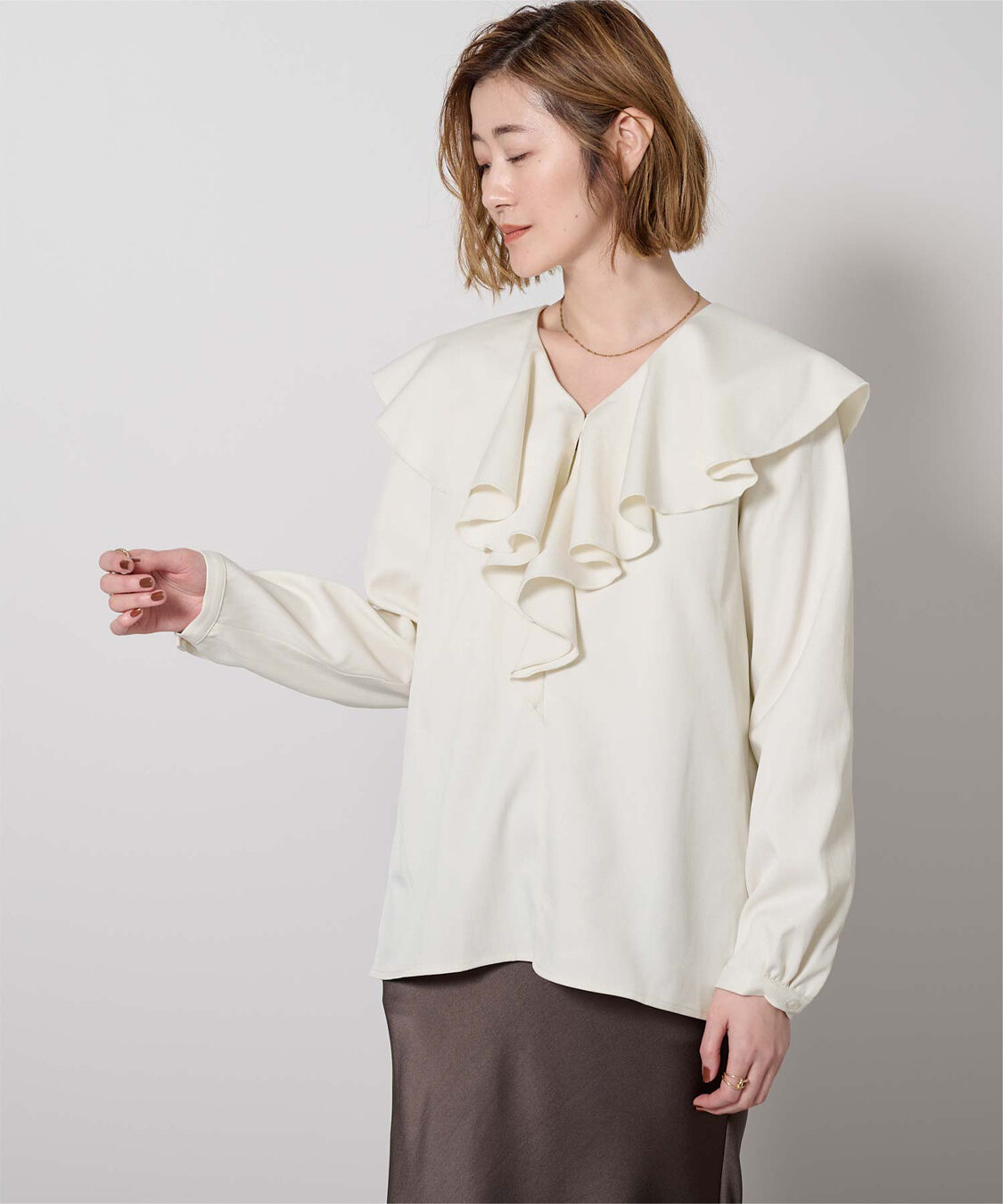 ur's「Vネックラッフルブラウス」|シャツ・ブラウス|