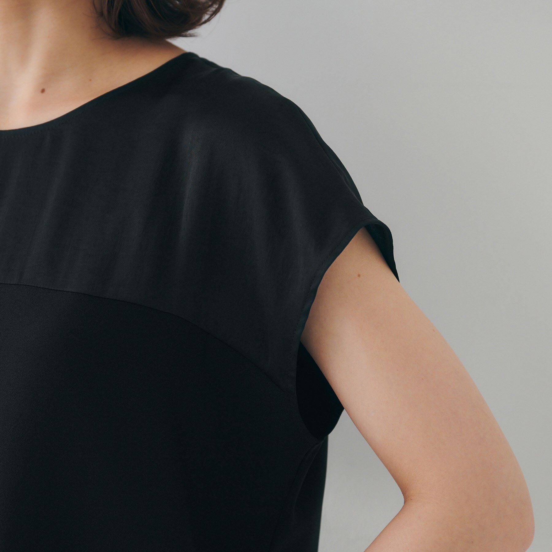 UNTITLED「【UVカット/接触冷感/きれいめ/ストレッチ性】サテンドッキングブラウス」|シャツ・ブラウス|