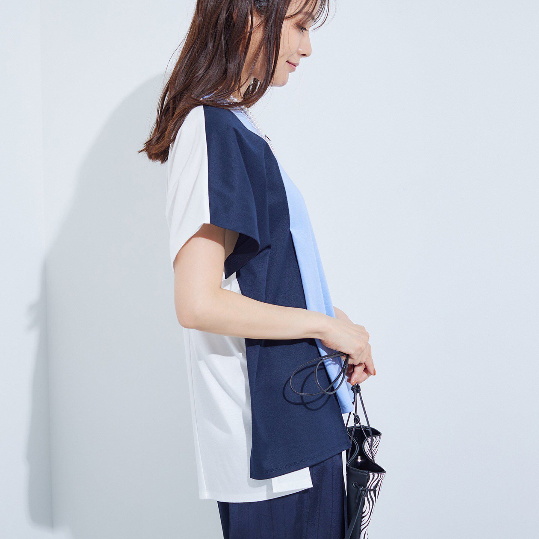 INDIVI「【洗える／汗ジミ防止】バイカラー＆アシメヘム Tシャツ」|Tシャツ・カットソー|