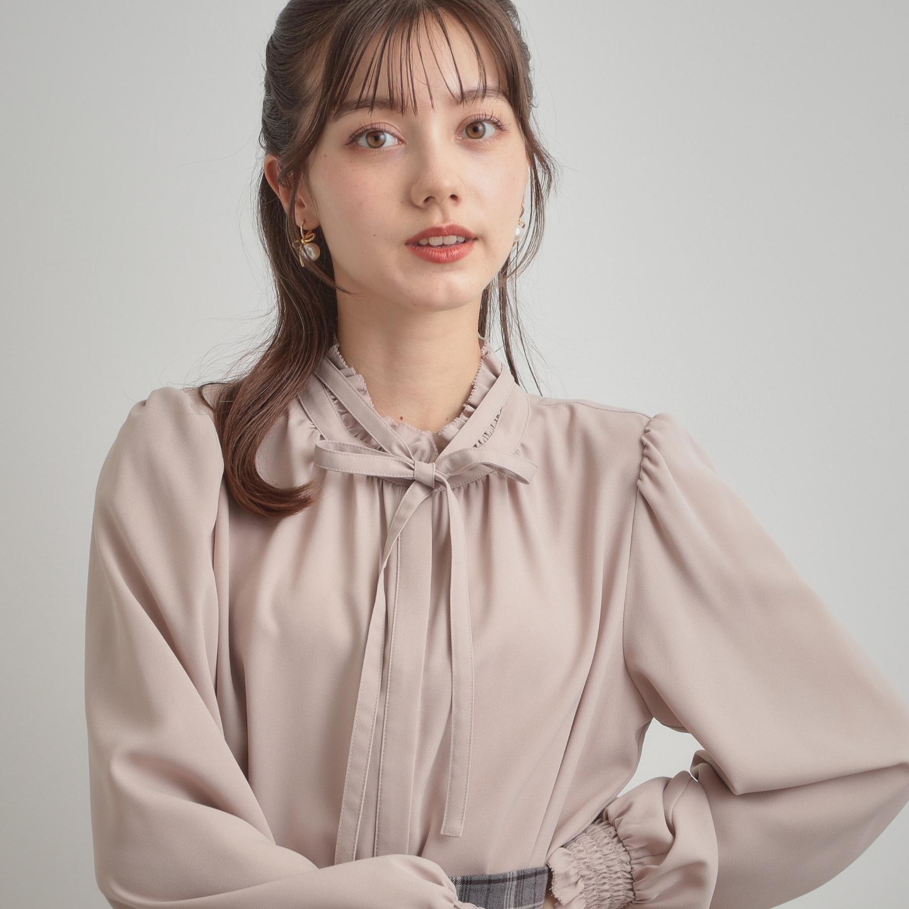 Couture broach「【フェミニン・通勤】タイ付きピコフリルブラウス」|シャツ・ブラウス|