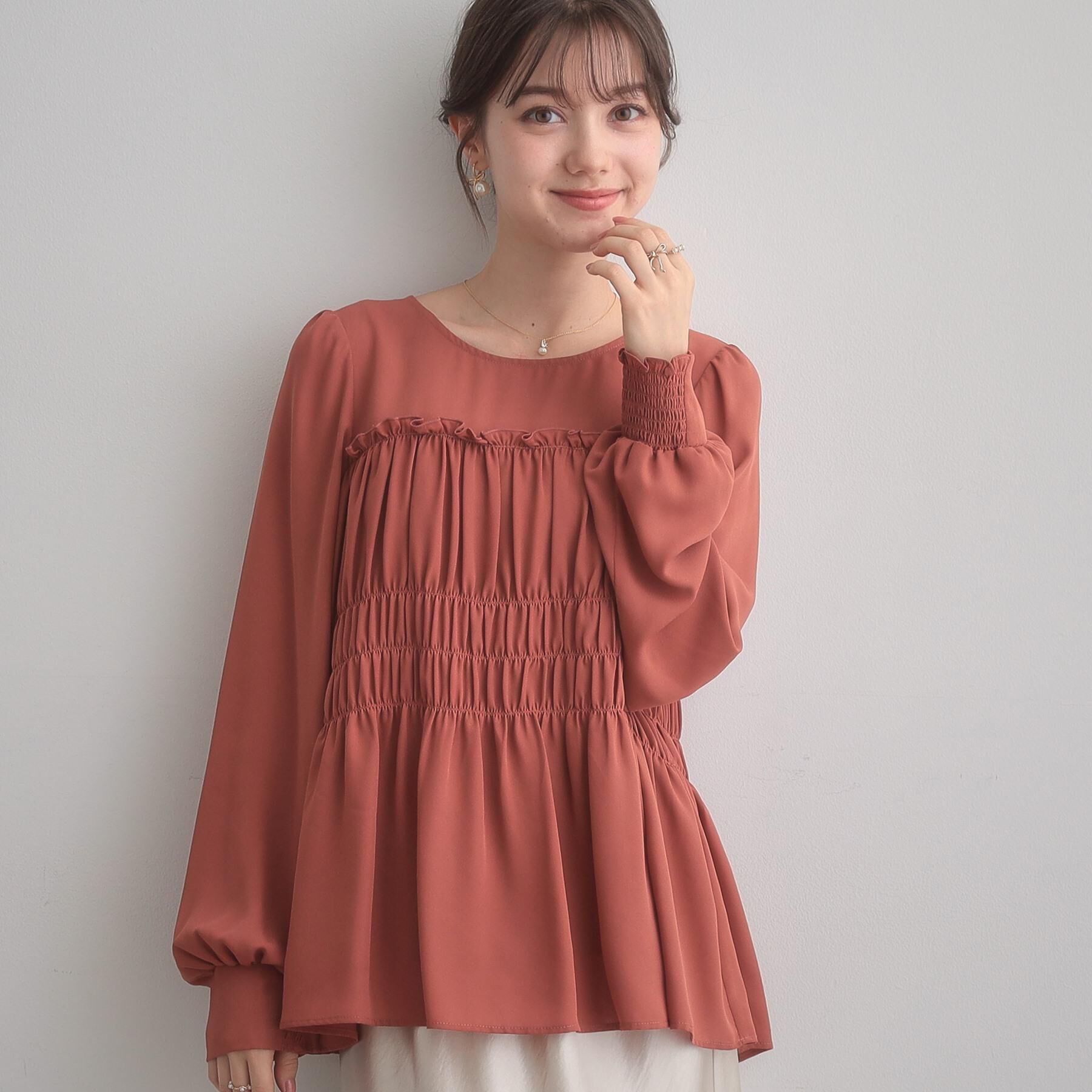 Couture broach「【マシンウォッシャブル・きれいめ・通勤】シャーリングチュニックブラウス」|シャツ・ブラウス|オレンジ(069)