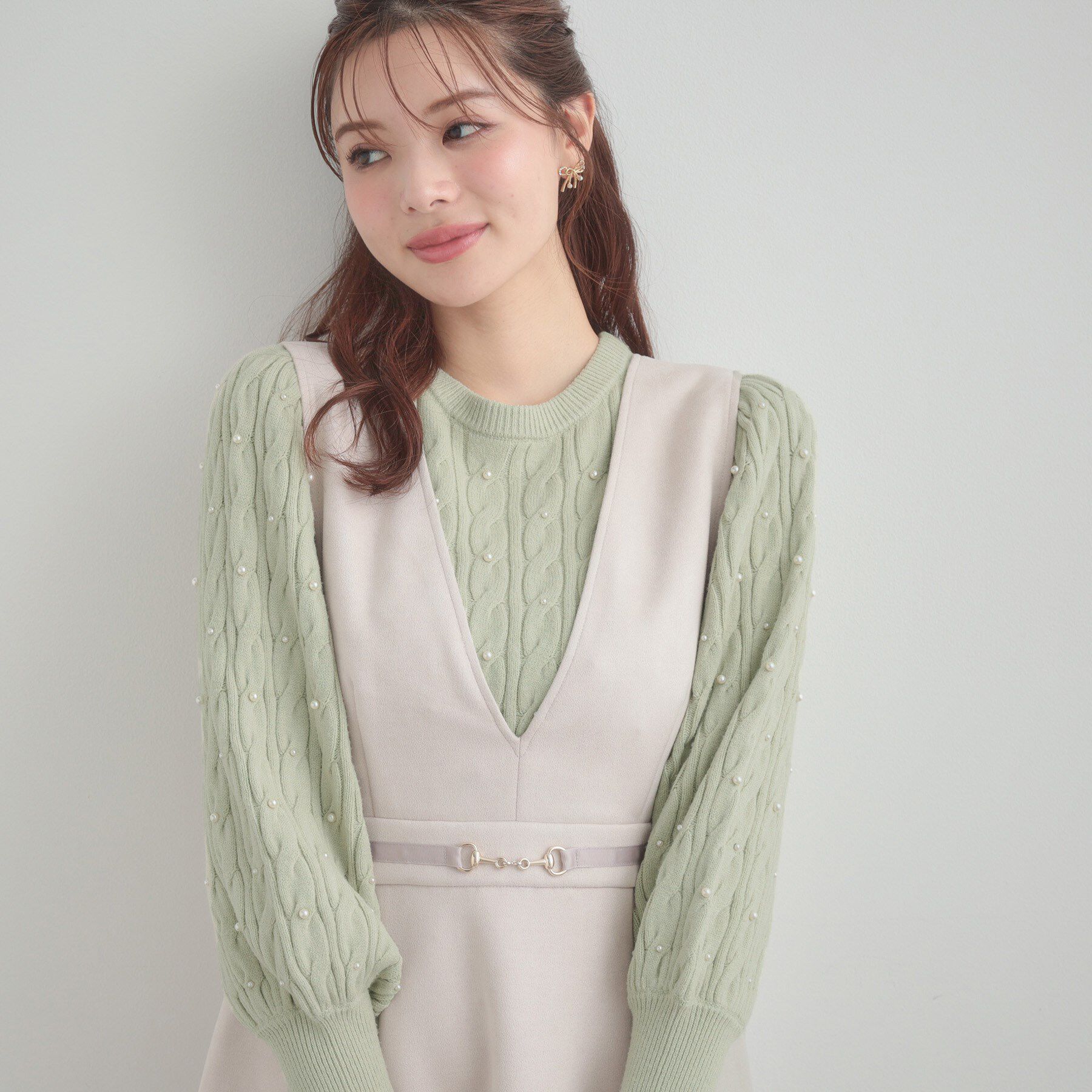 Couture broach「【華やぎ・一枚で着映え】ケーブルパール調ニット」|ニット・セーター|